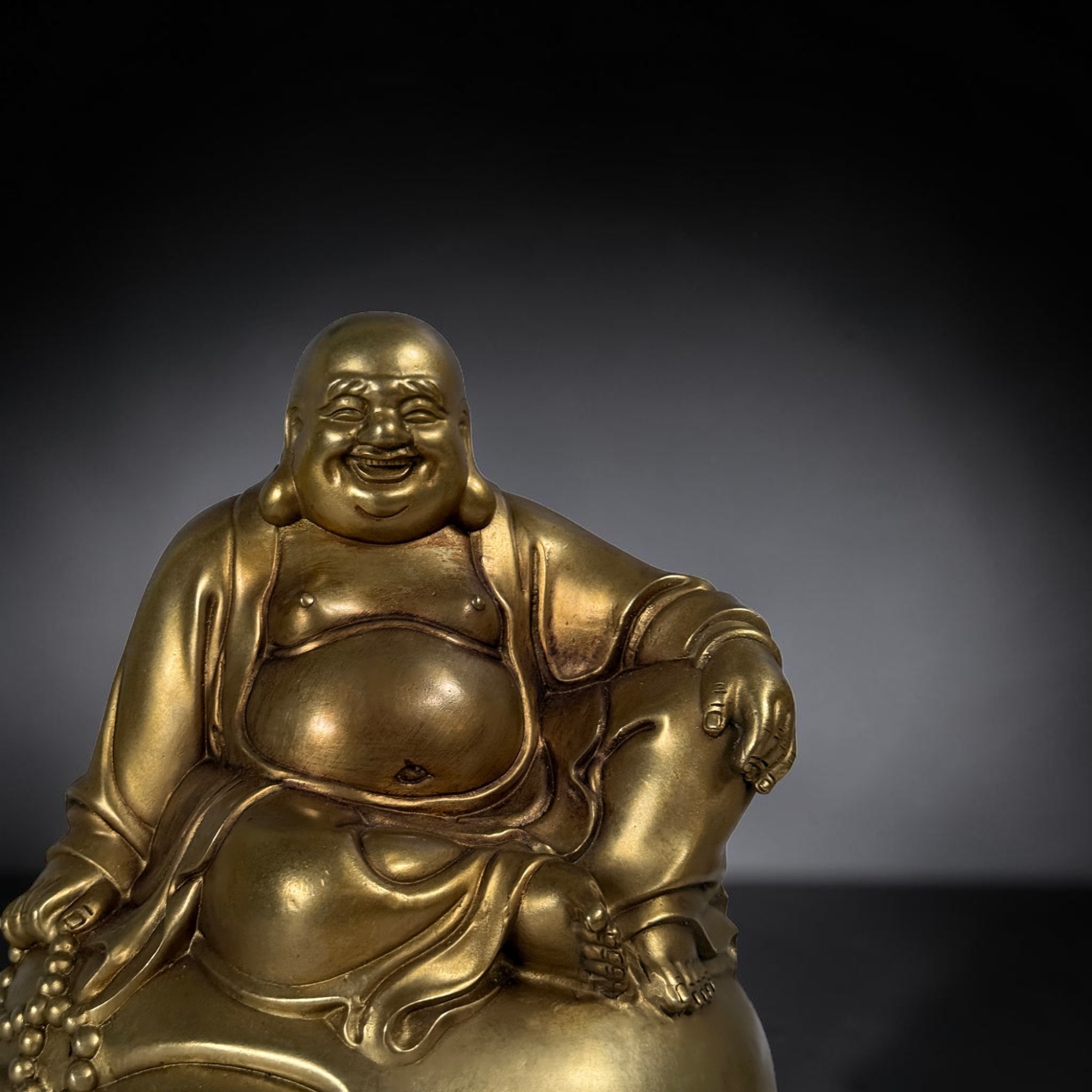 Chinesischer Reichtumsbuddha aus Bronze – Lachender Buddha Budai - Goldsack