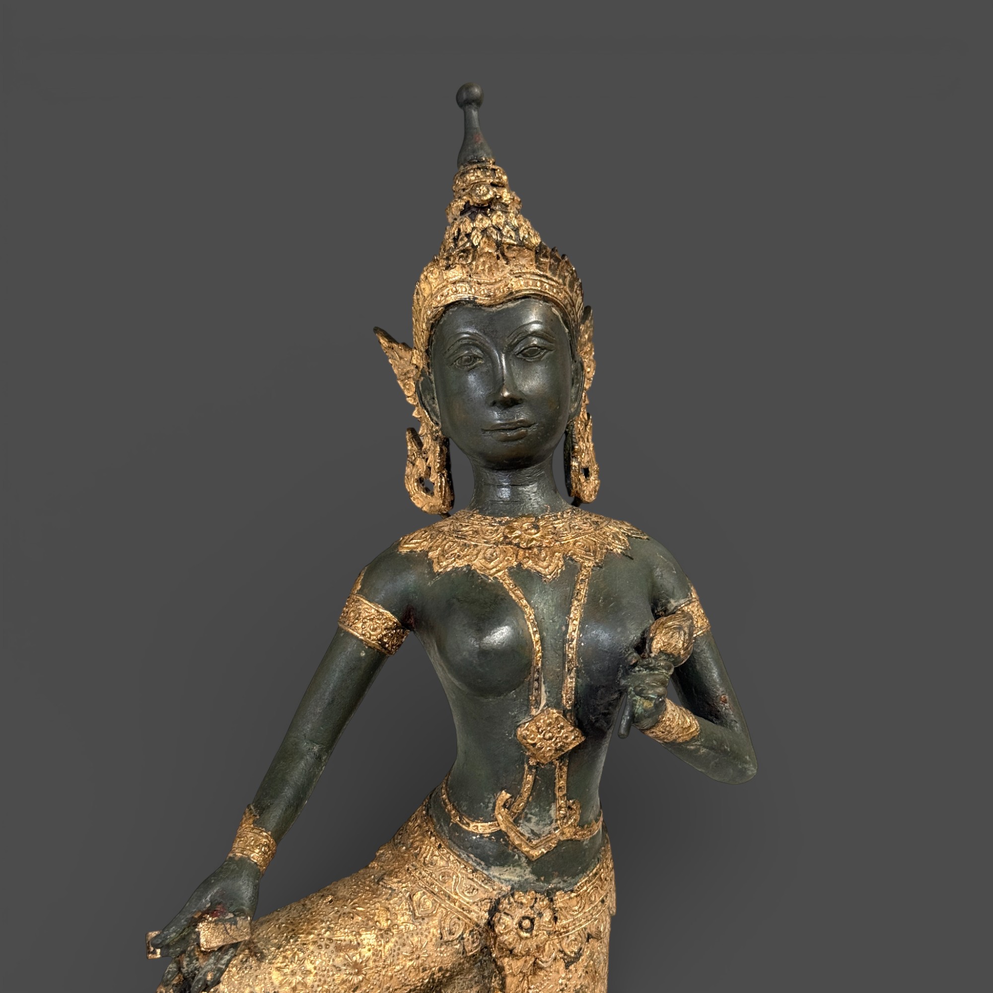 Thailand Tempeldiener Skulptur aus Bronze mit Lotusblume