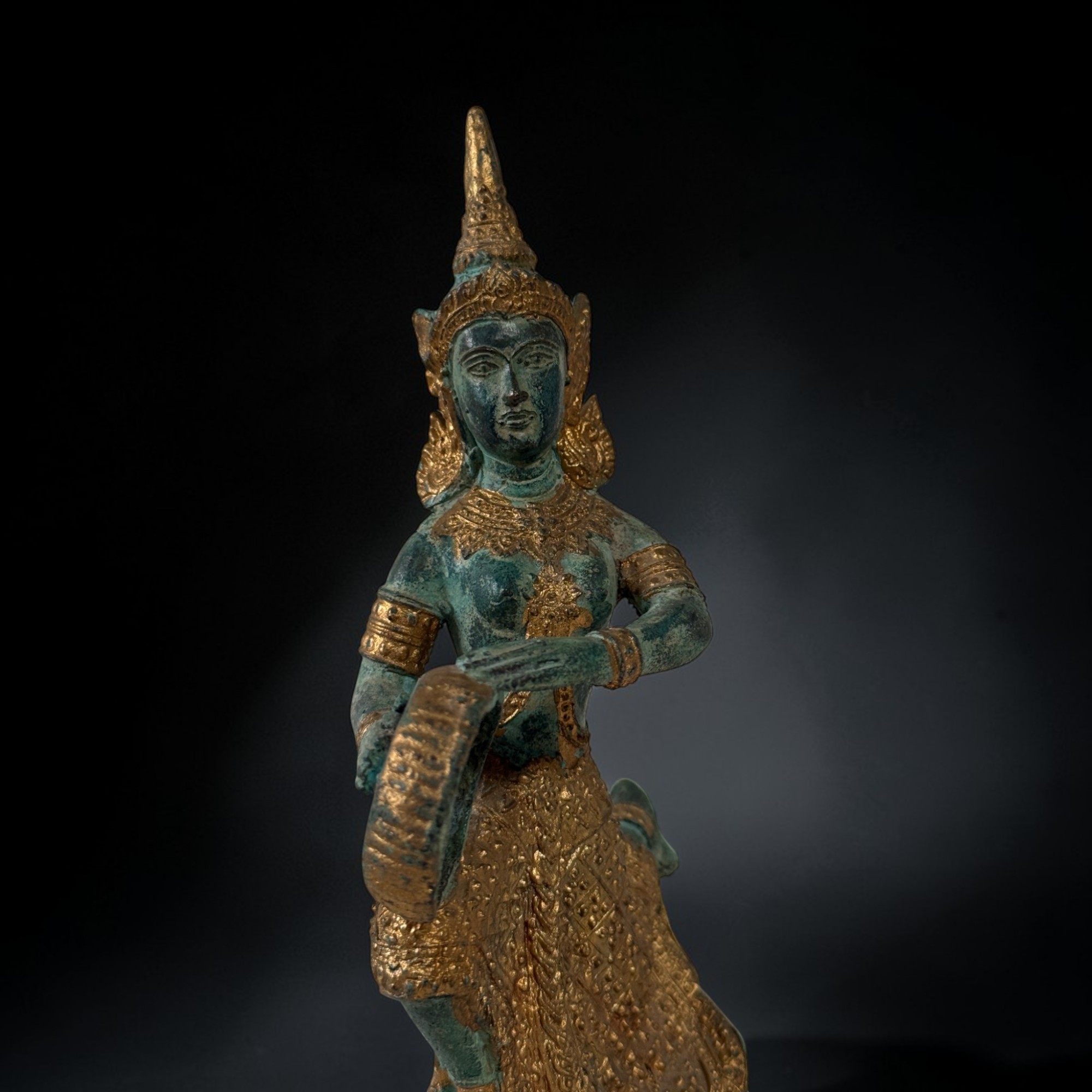 Thailändische Bronze Figur Thepphanom – Trommelnder Tempelmusiker Gold-Grün 19cm
