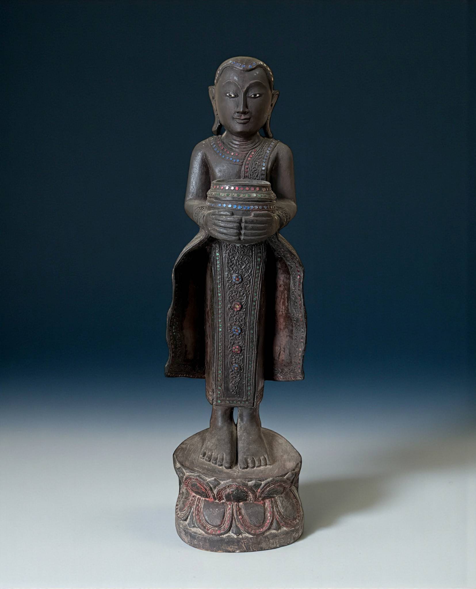 Burmesischer Bettelmönch aus Teak Holz