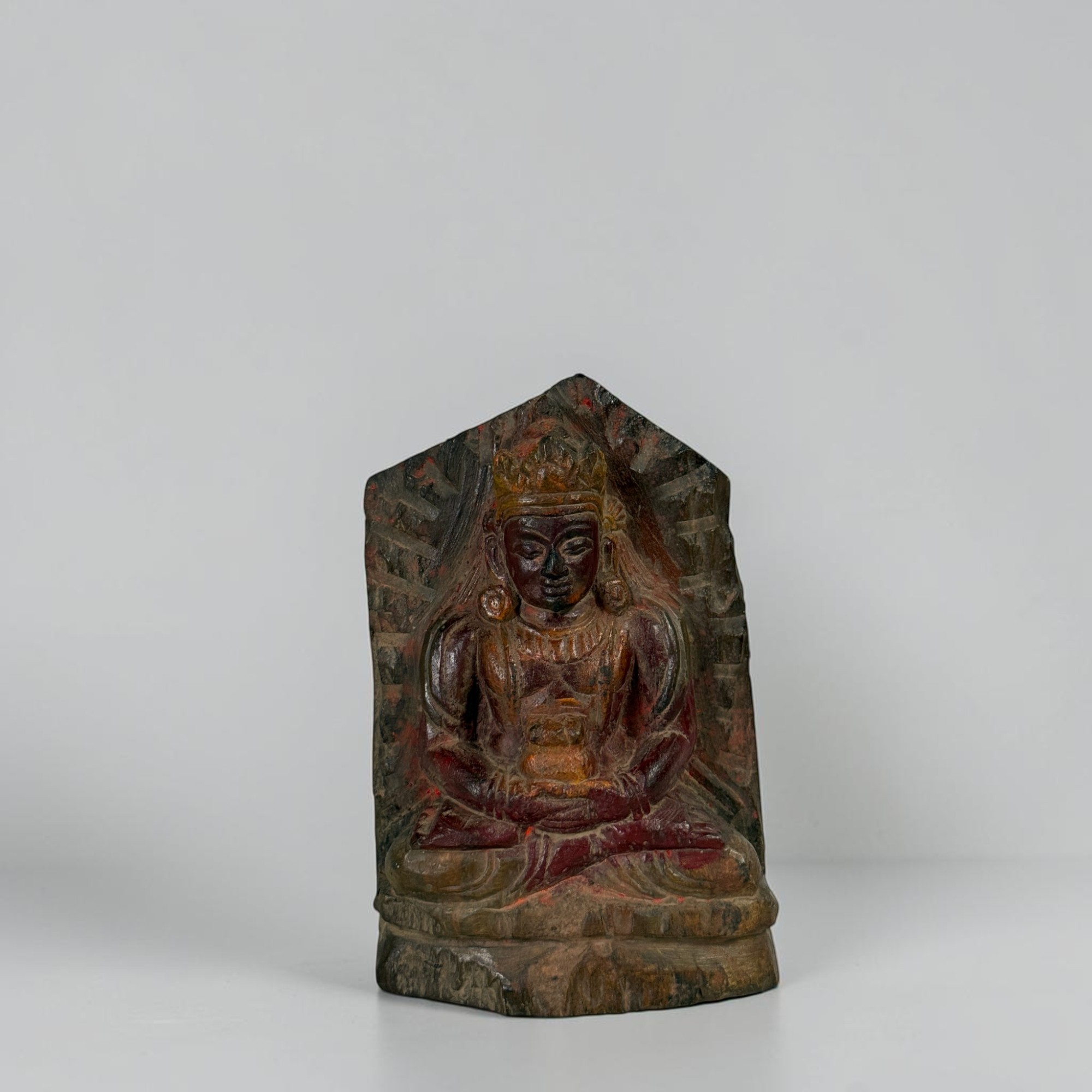 Alte Amitayus Buddha Figur aus Blackstone mit Lebensvase Nepal 14,5 cm
