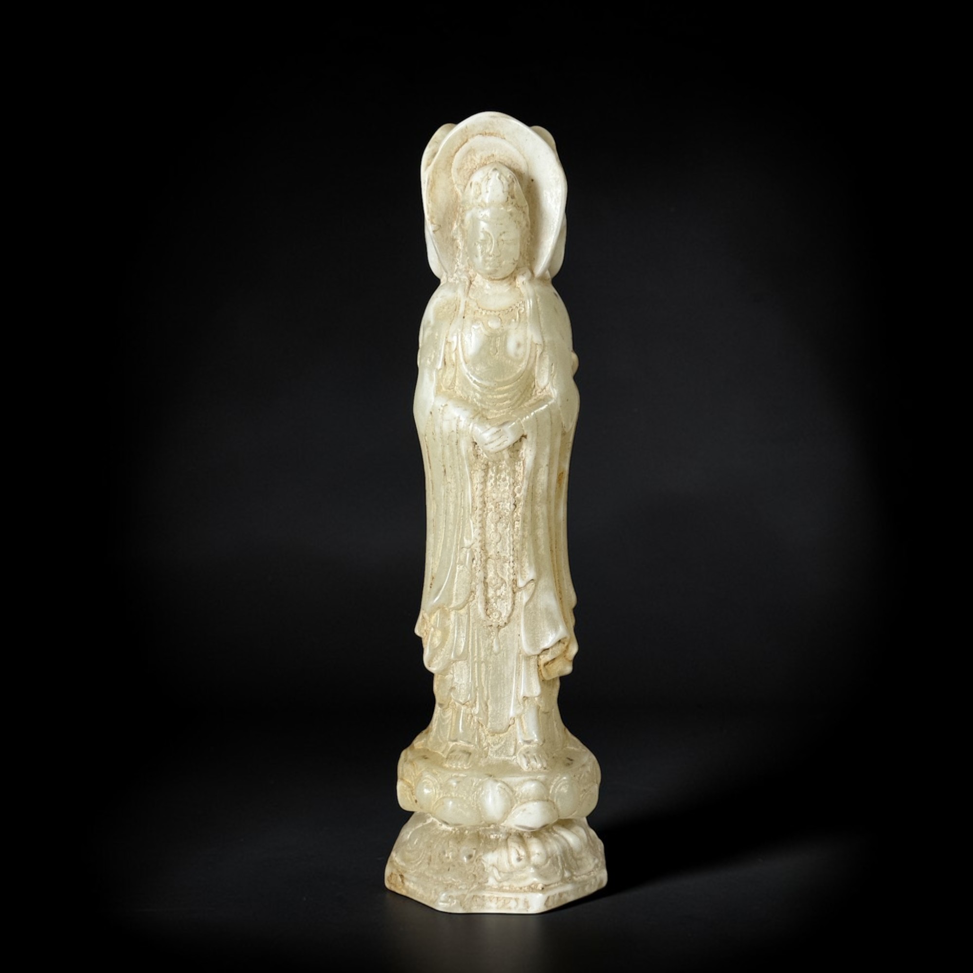 Sanmian Guanyin aus chinesischer Jade – Dreigesichtige Figur (19 cm)