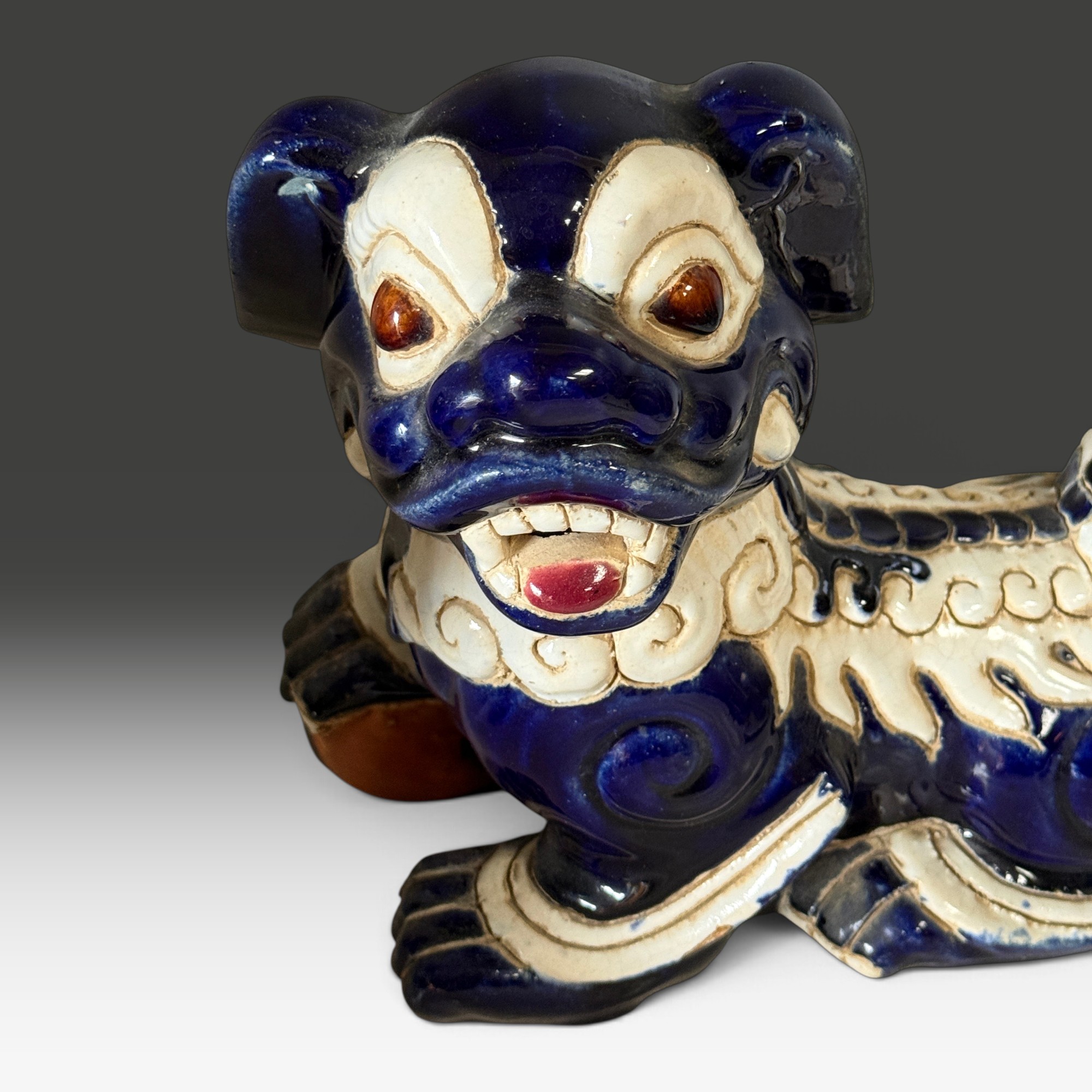 Paar Wächterlöwen aus glasierter Keramik, China, Foo Dogs, Kobaltblau/Weiß