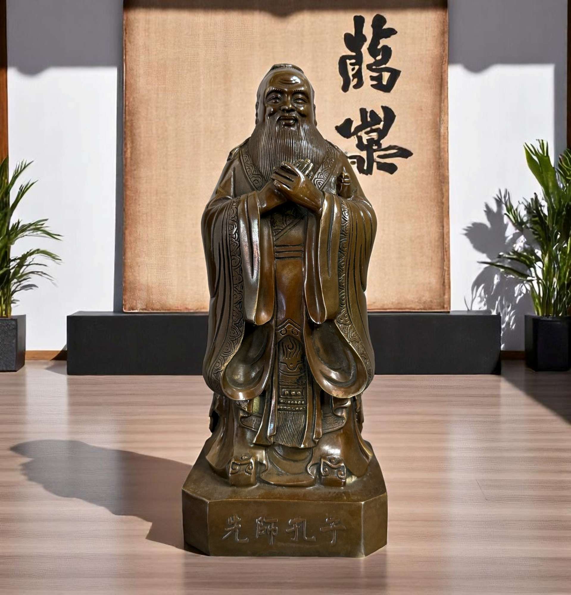 Konfuzius Skulptur aus China - Bronzefigur mit Schriftzeichen