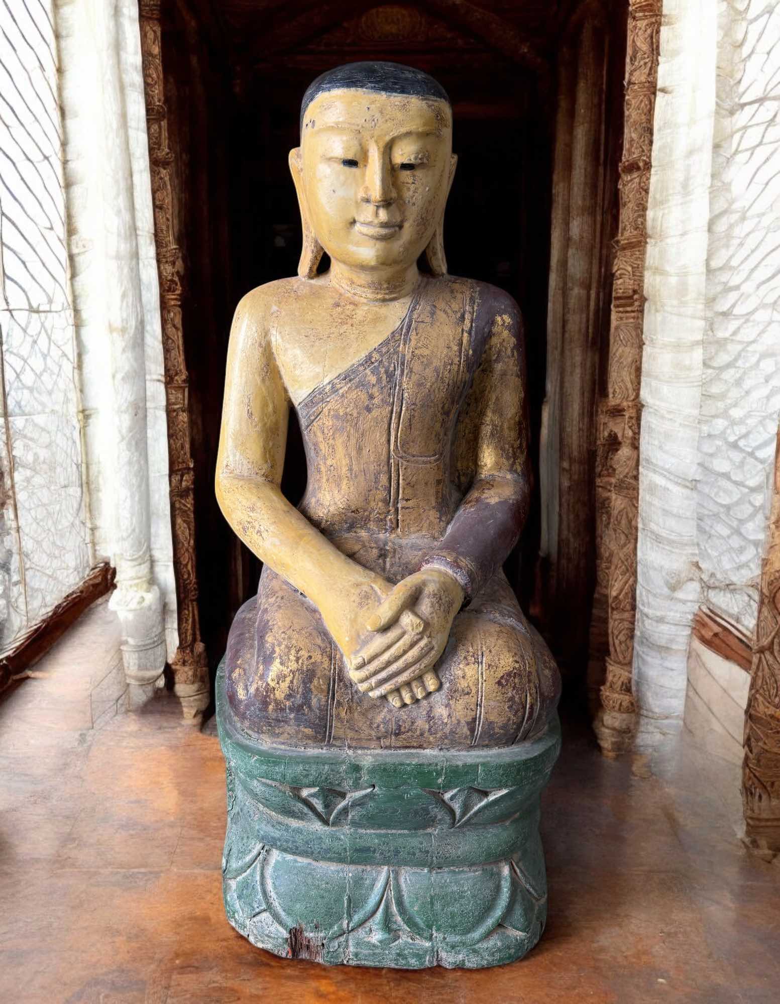 Sariputta-Mönch-Skulptur aus Holz, Burma 90 cm groß Sariputta-Mönch-Skulptur aus Holz, Burma 90 cm groß