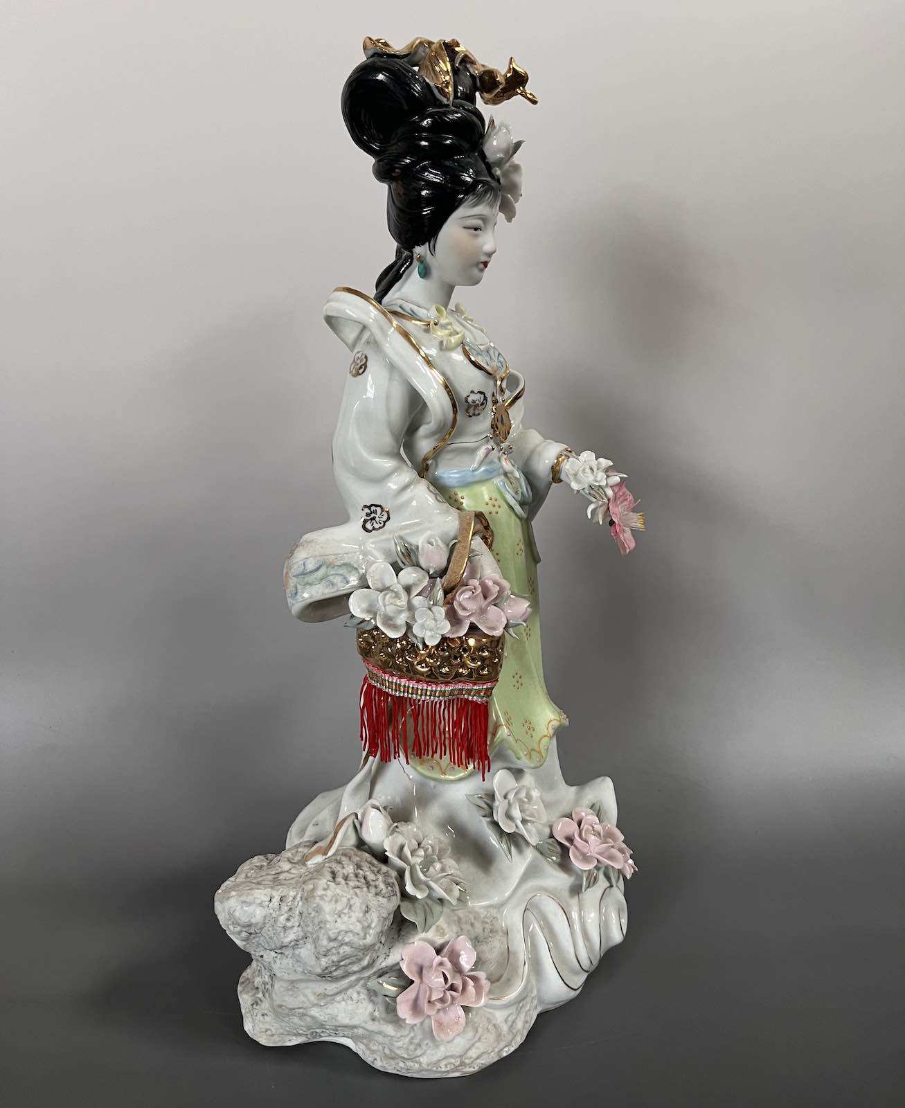 Chinesische Hofdame Porzellan Figur, Blumenschmuck