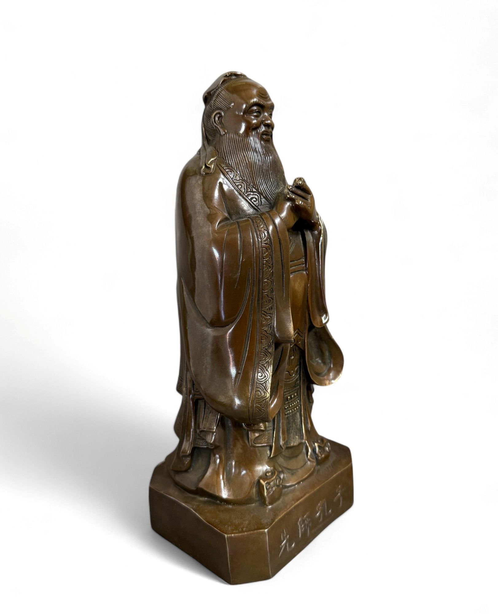 Konfuzius Skulptur aus China - Bronzefigur mit Schriftzeichen