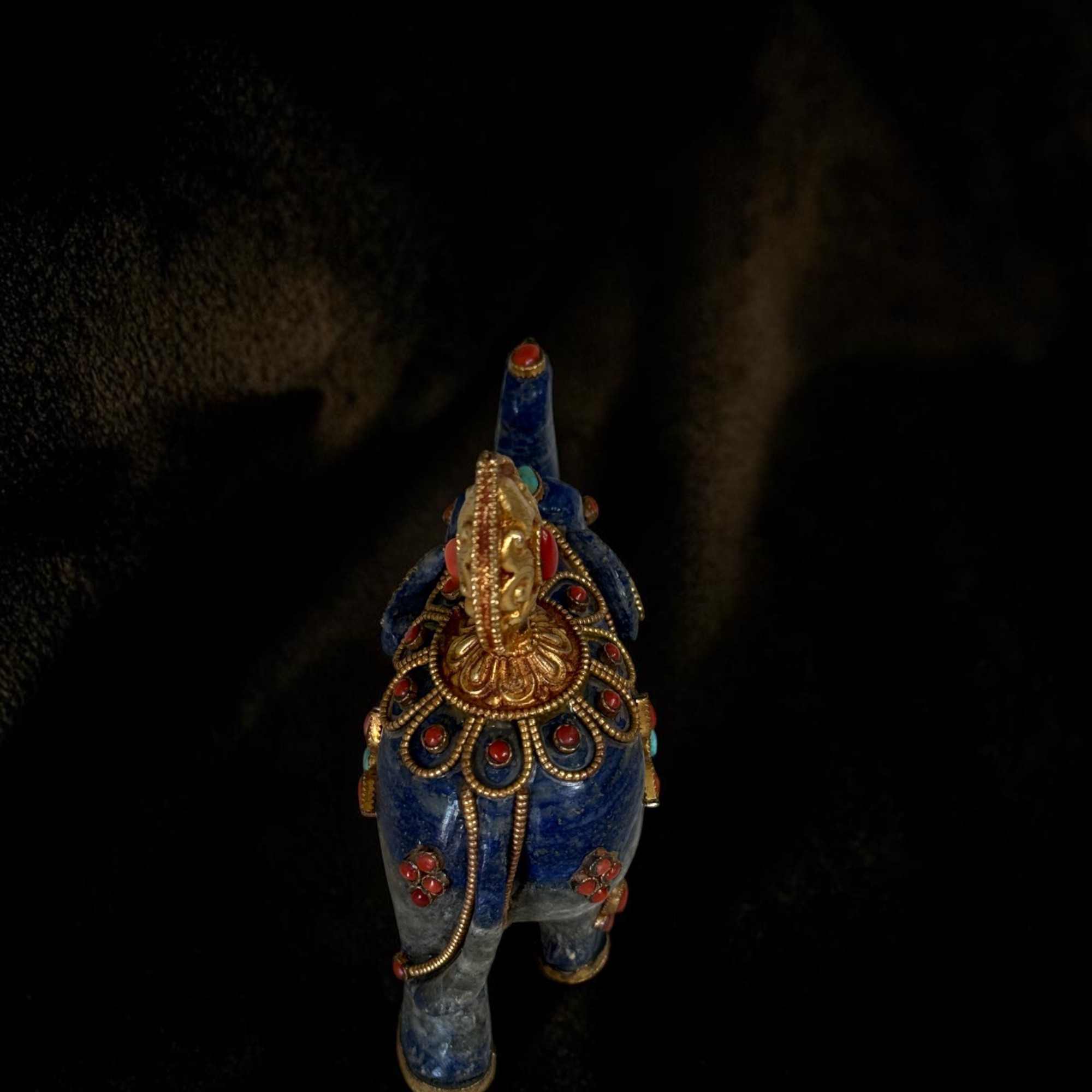 Lapislazuli Elefant „Glücksbringer“ mit flammendem Juwel – Feuervergoldet – Nepal