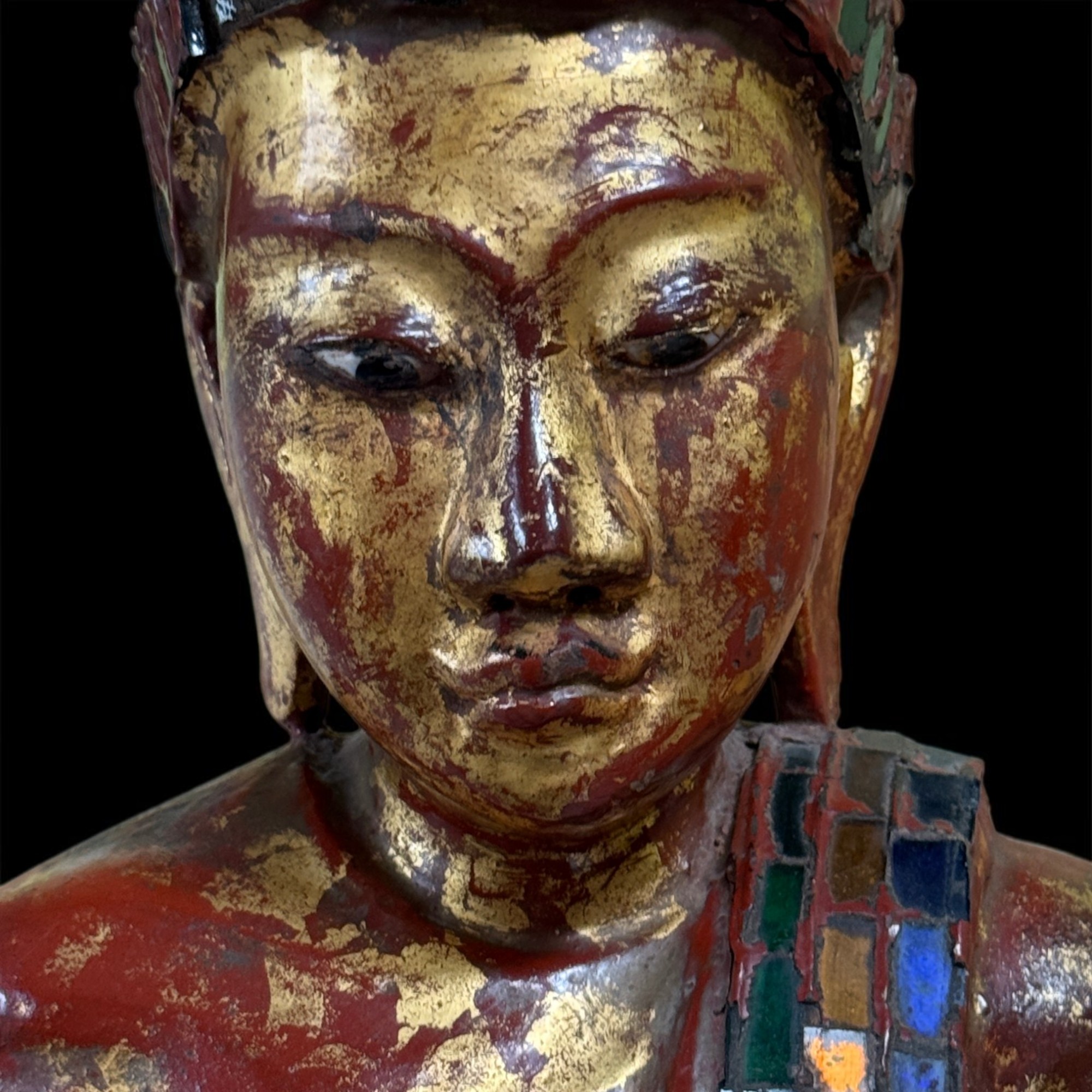 Stehender Buddha aus Holz, Burma, Rotlack, Restvergoldung, Glasmosaik, 114 cm