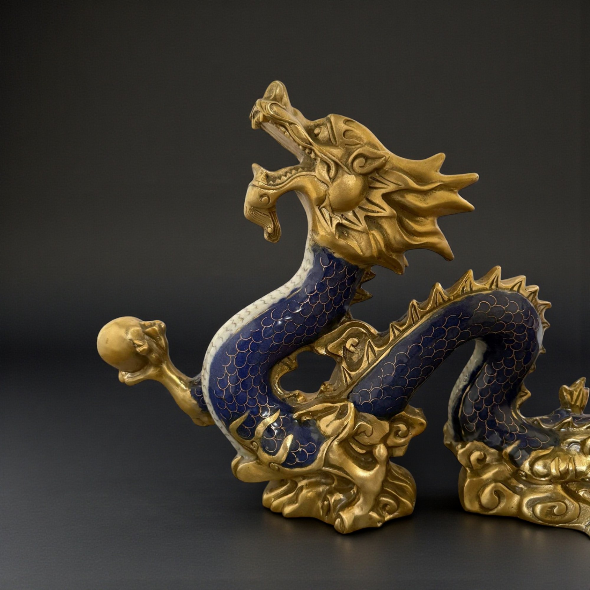 Wasserdrache aus Bronze & Cloisonné – Symbol für Weisheit, Ruhe und Lebensenergie