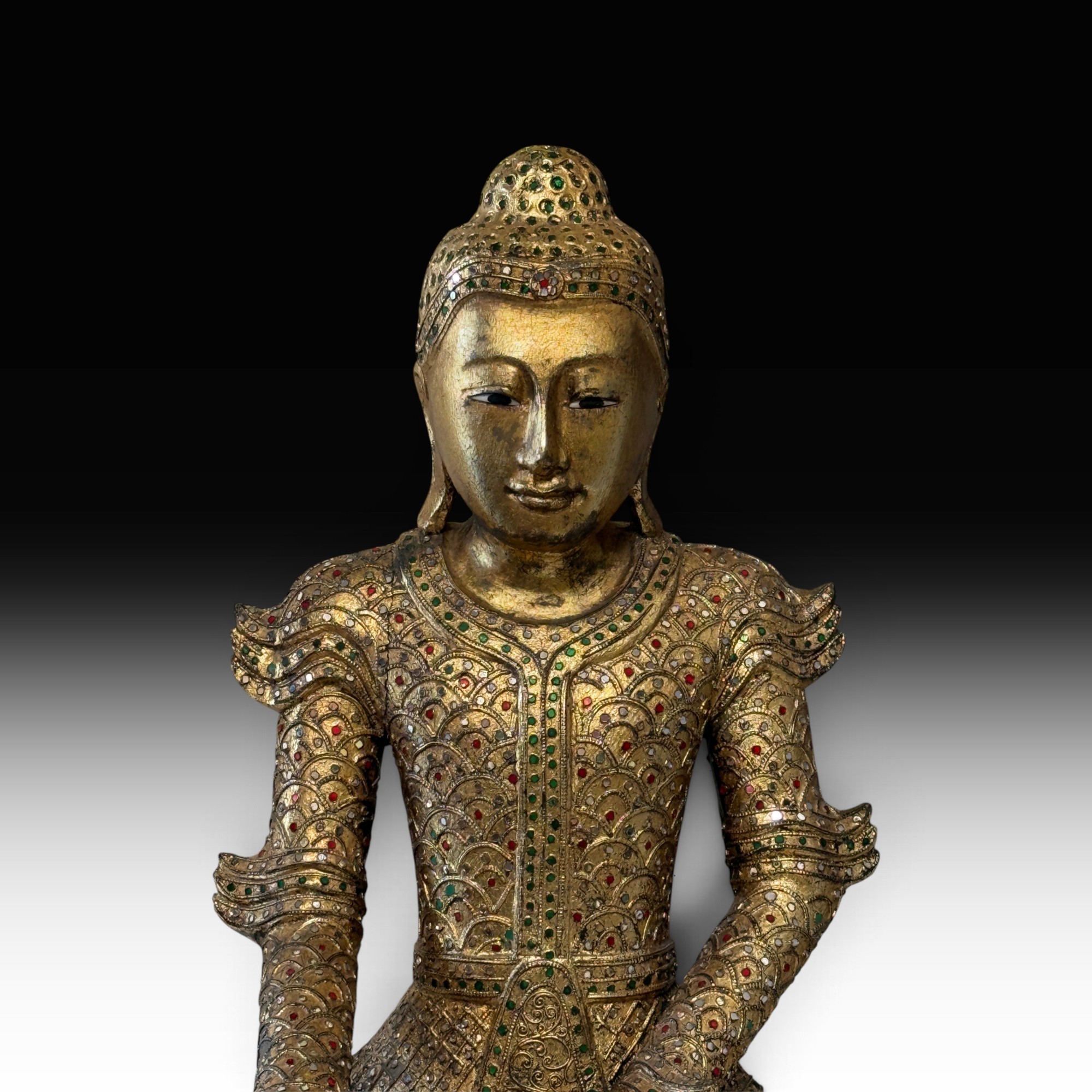 Mandalay Buddha aus Teakholz mit Blattvergoldung, Erdberührungsgeste, 56 cm
