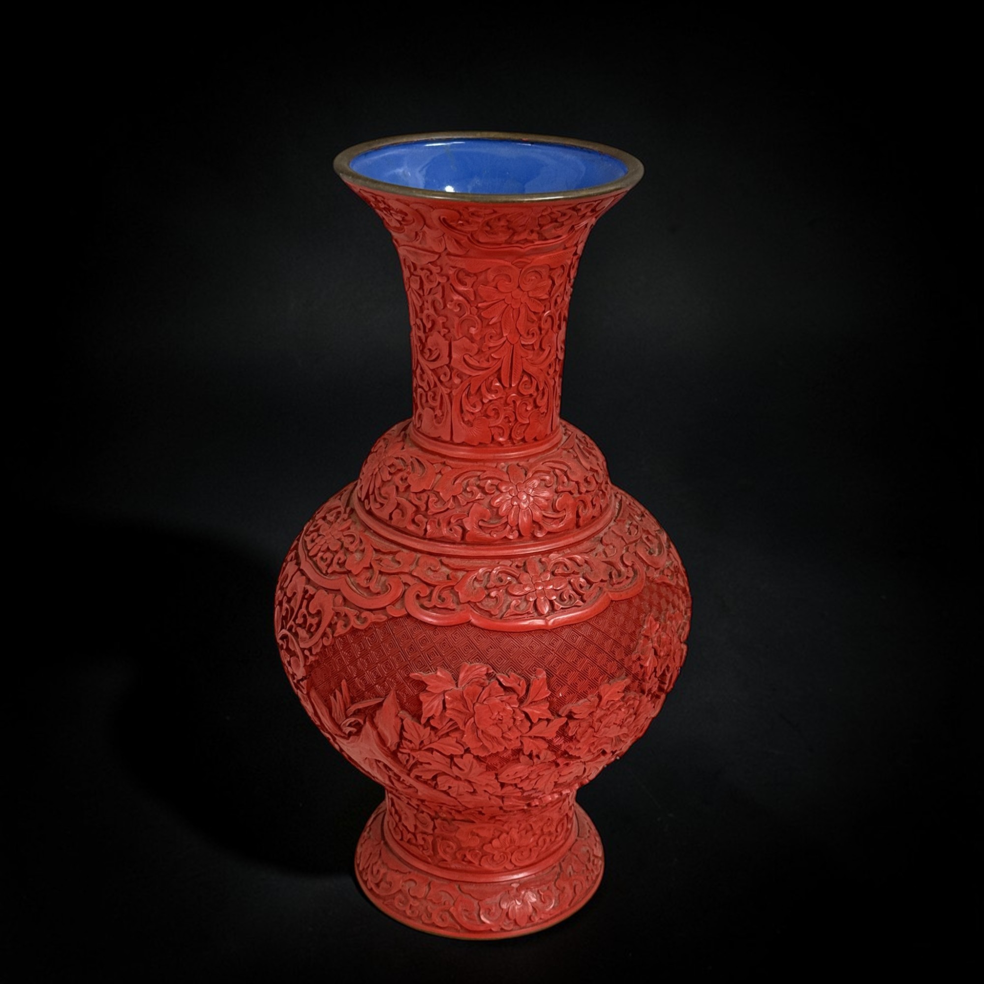 Chinesische Zinnoberlack-Vase – 38 cm, florale Schnitzerei, ca. 1990er Jahre