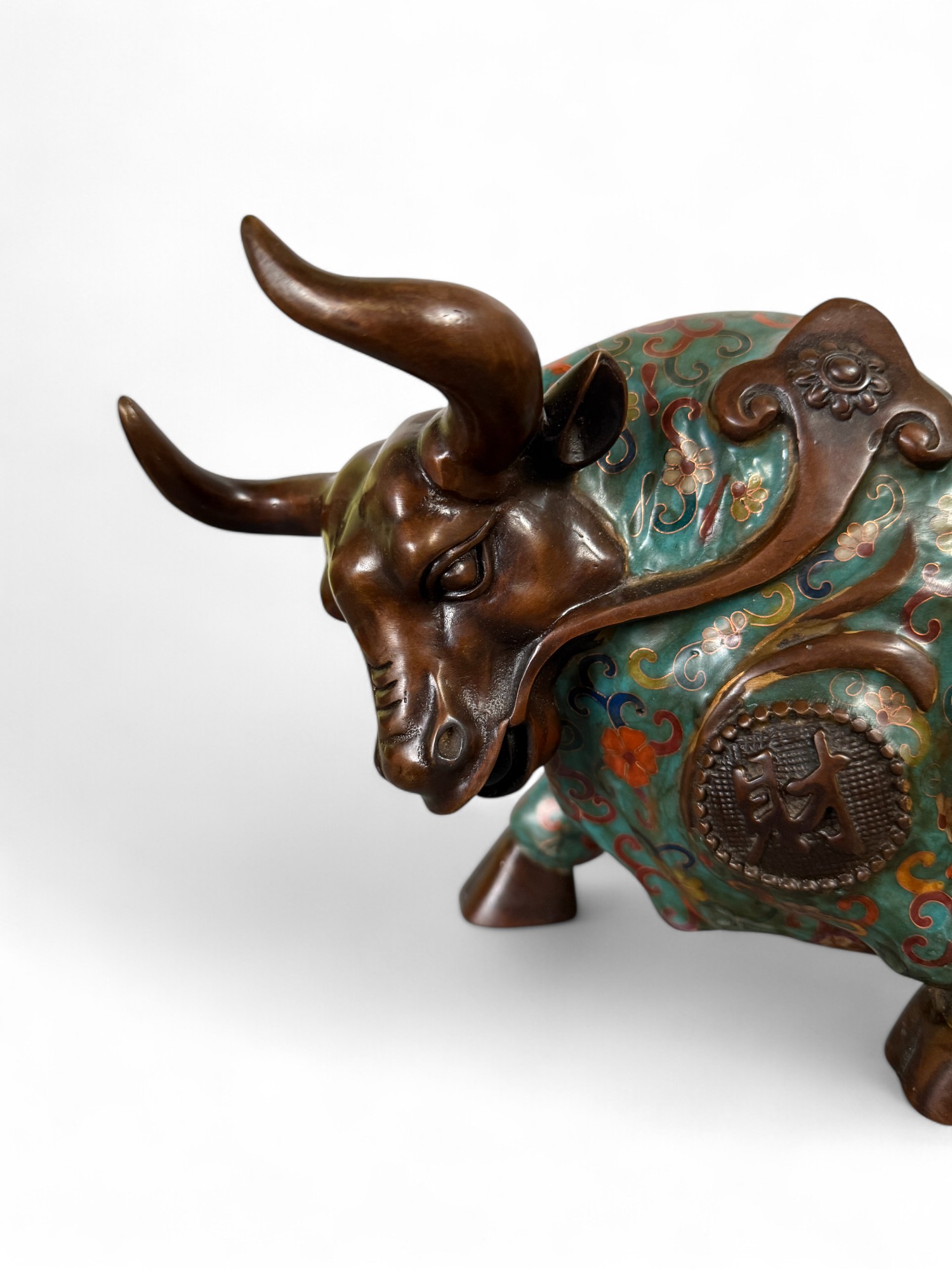 Bronze Büffel Skulptur – Chinesisches Tierkreiszeichen mit Cloisonné