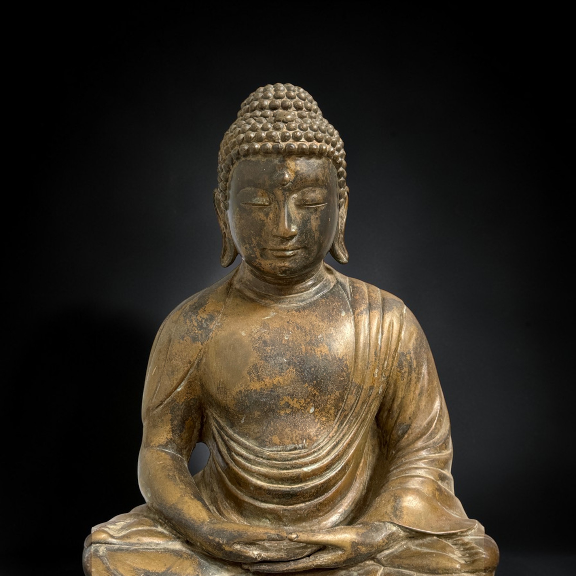 Daibutsu Kamakura Amida Buddha Bronze Skulptur auf Holzplatte – 41 cm