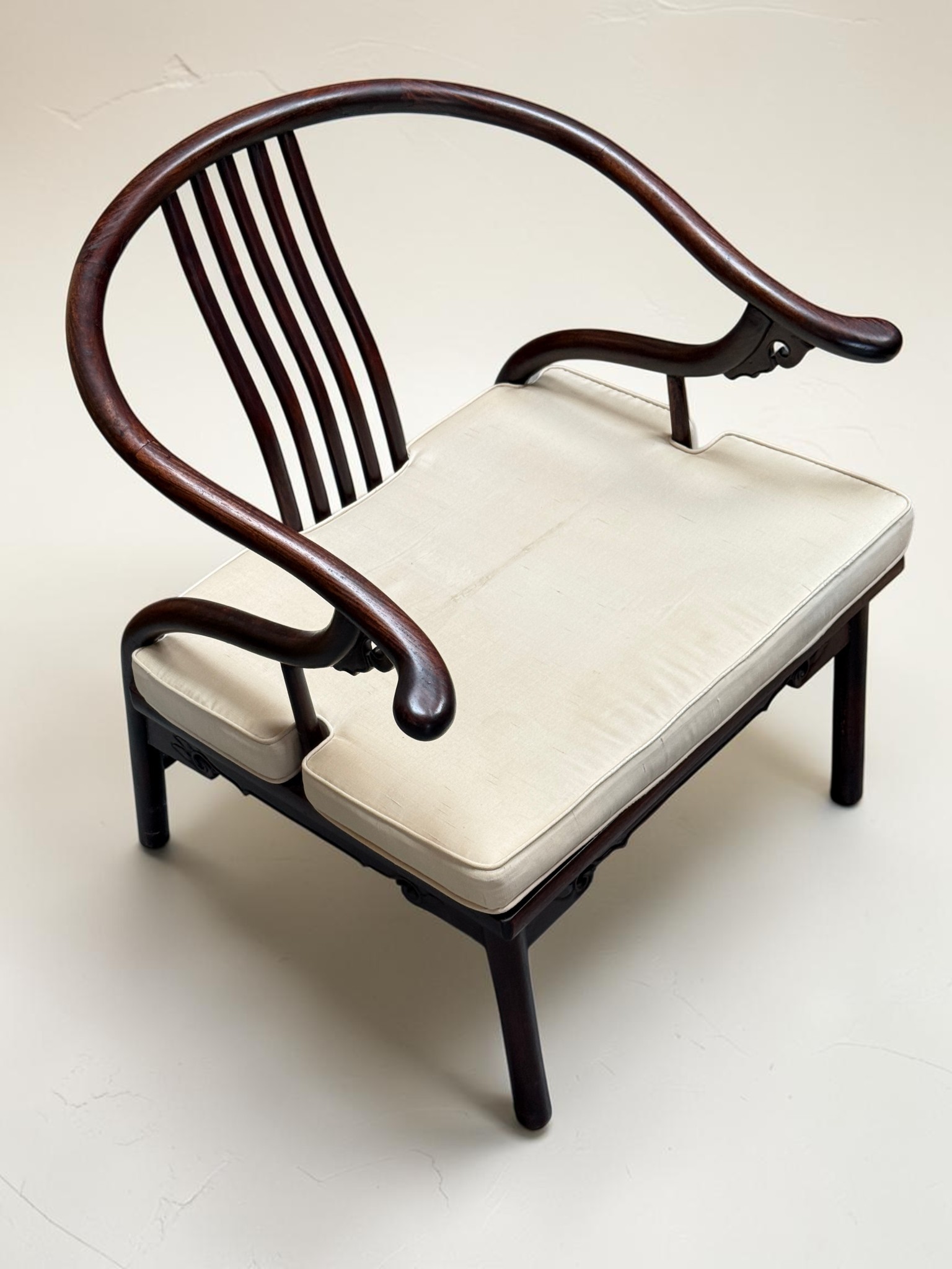 Alter chinesischer Sessel Quanyi mit Hufeisenlehne