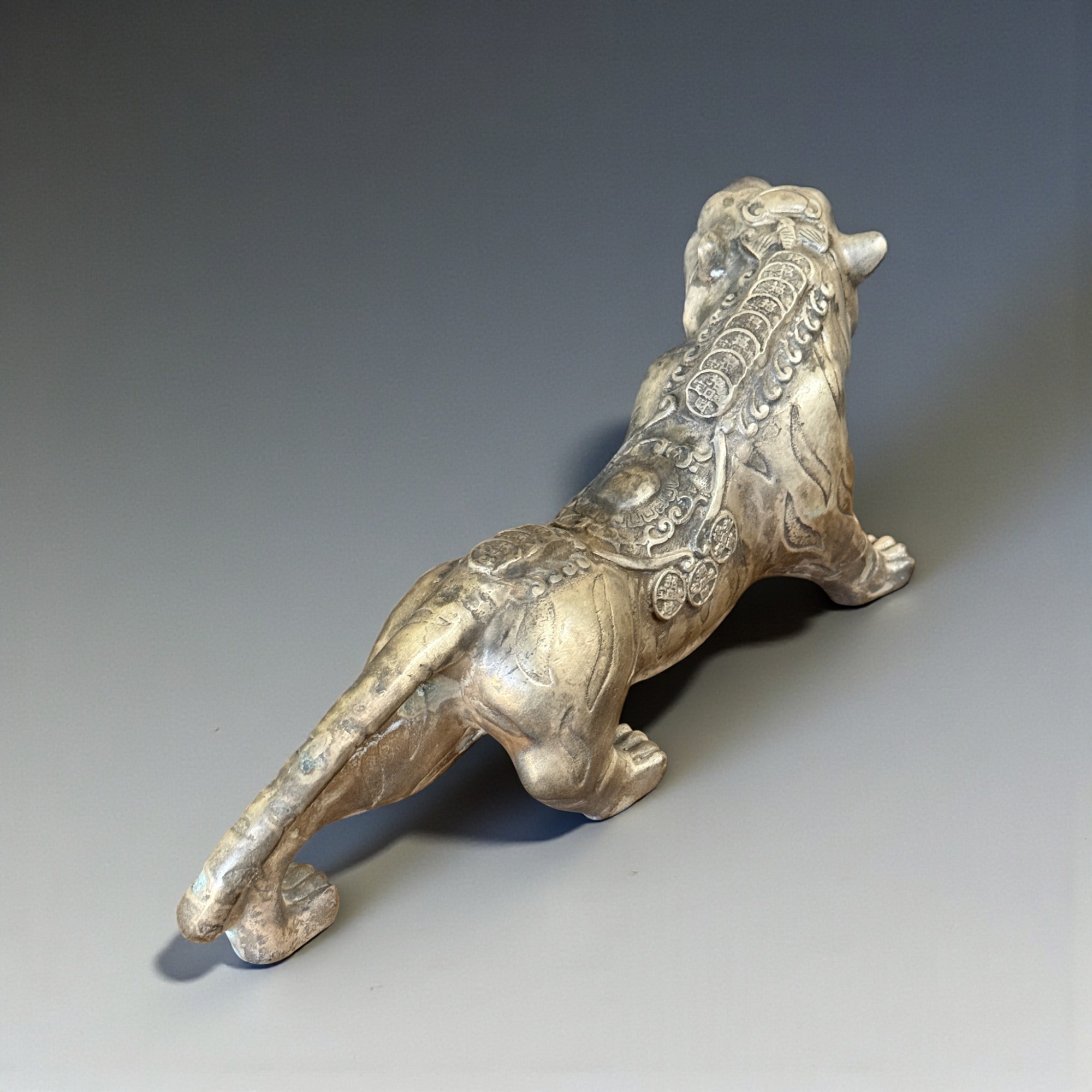 Tiger Bronze Skulptur aus China mit Reichtumsmünzen