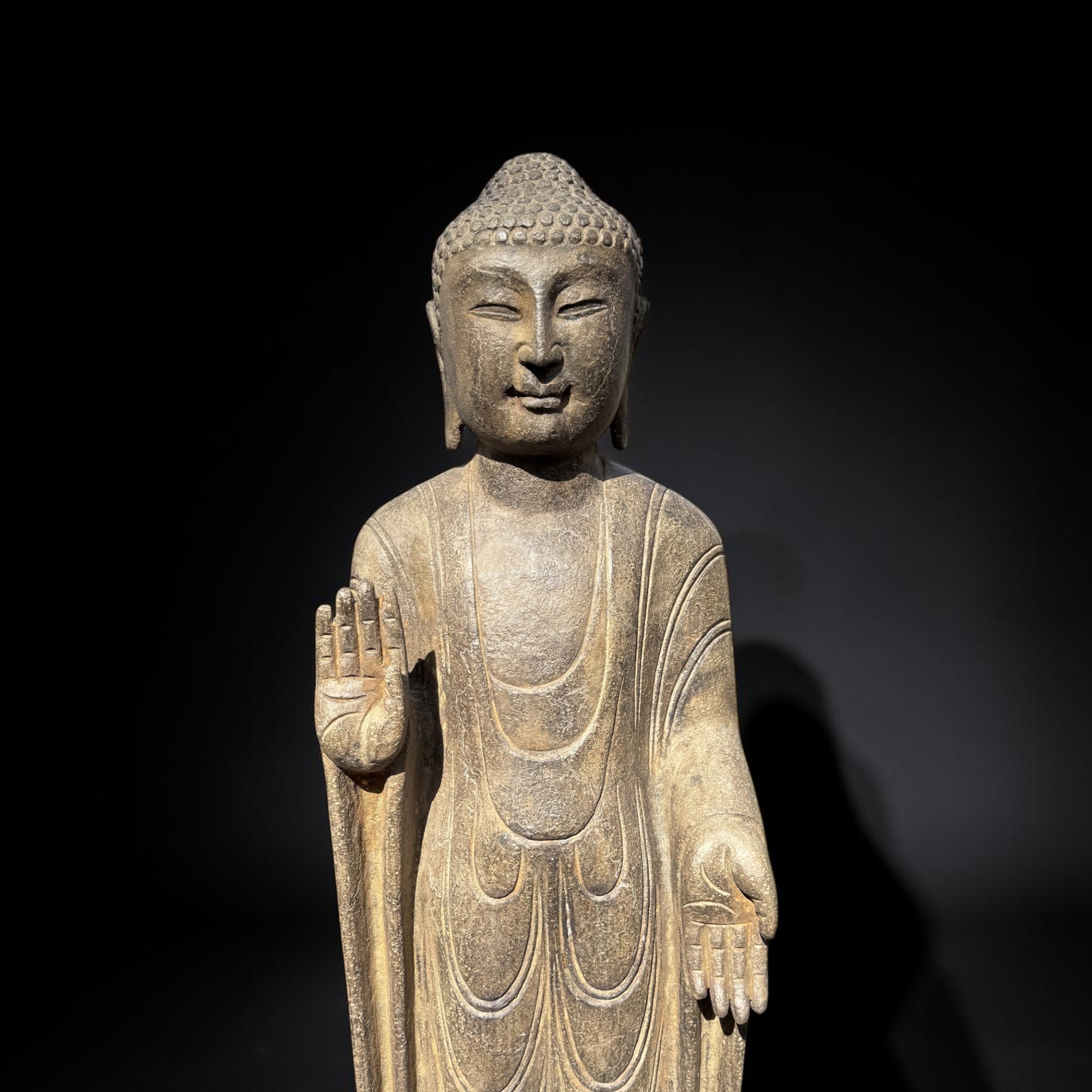 Stein Buddha 120 cm – Natursteinfigur mit Schutz- & Segnungsgeste