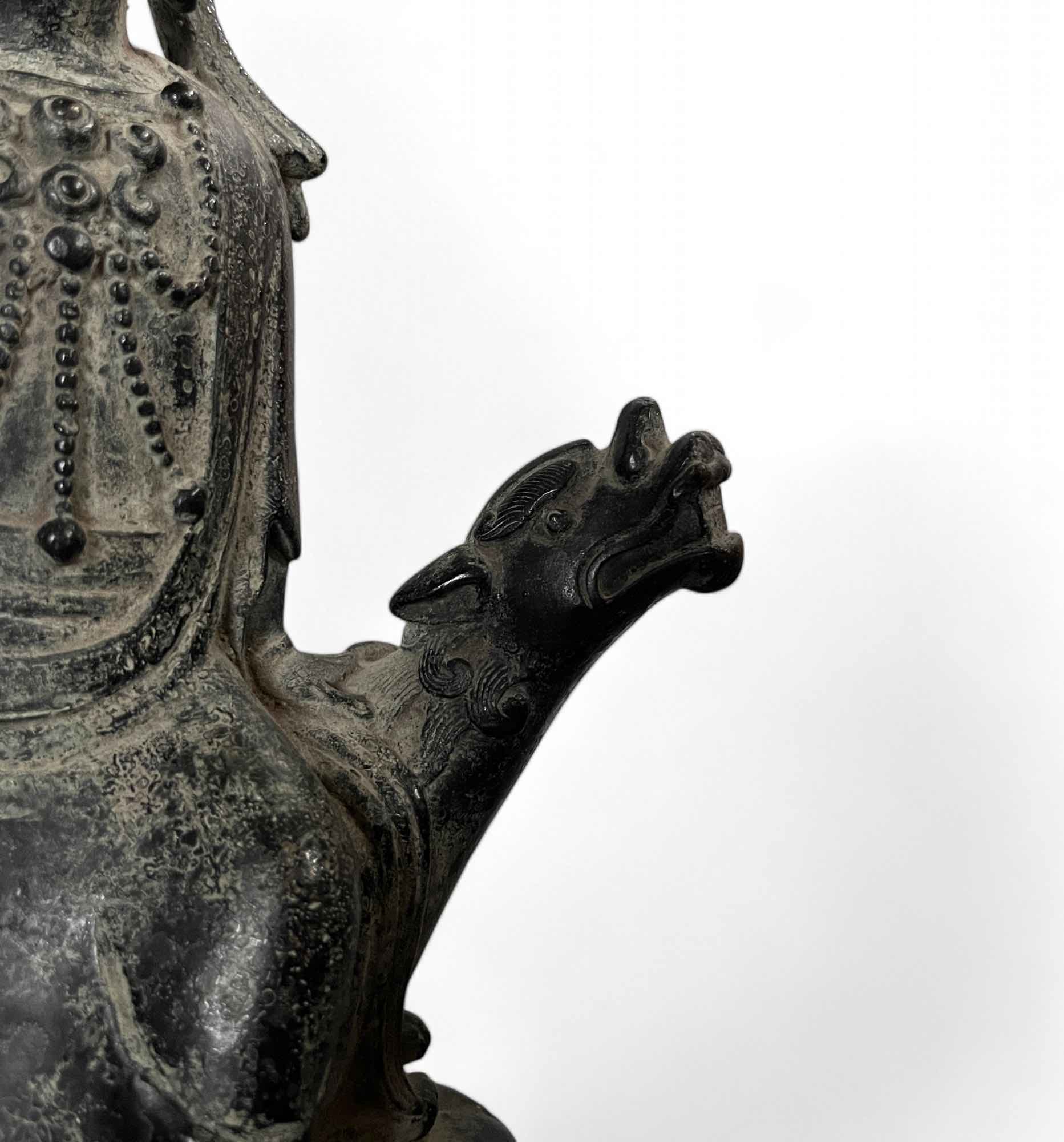 Guan Yin Skulptur auf Drachenlöwe, China Guan Yin Skulptur auf Drachenlöwe, China