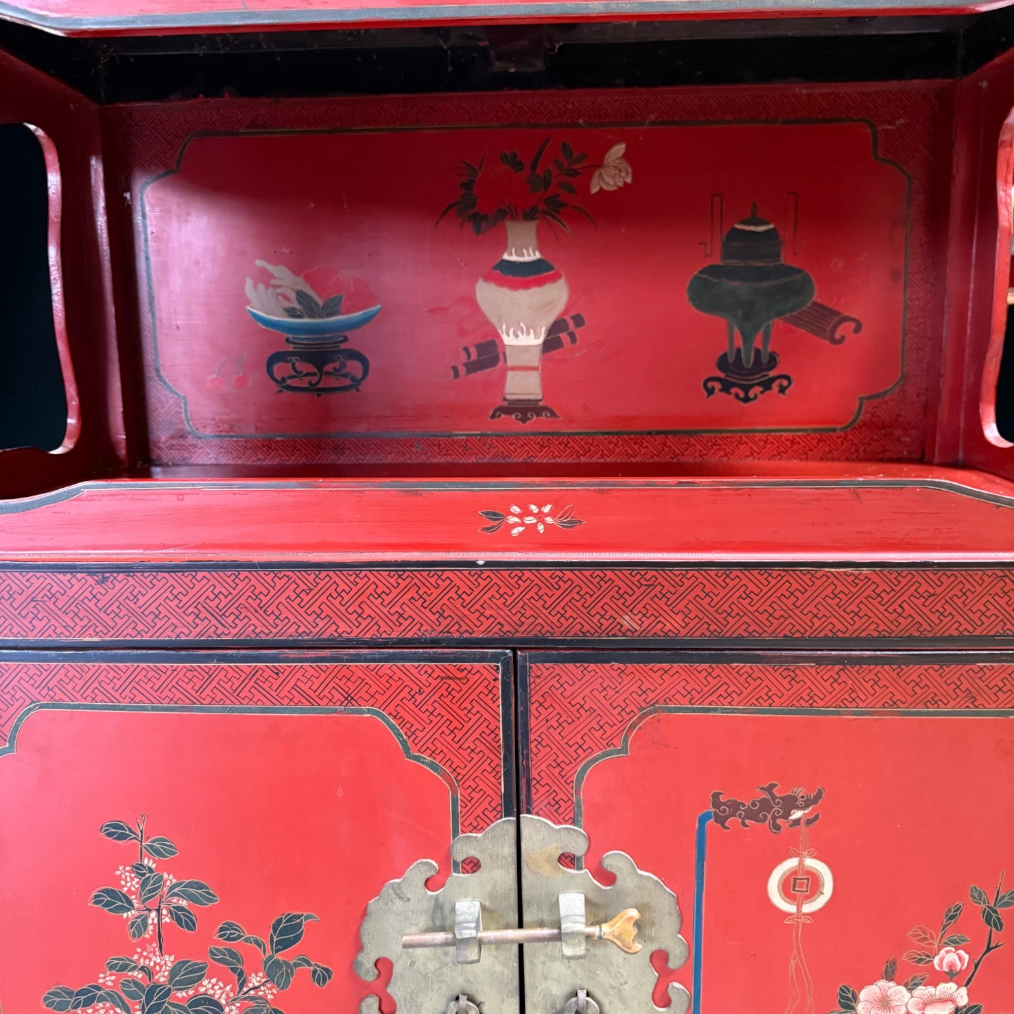 Chinesischer Alterschrank mit Bemalung - 96 cm groß