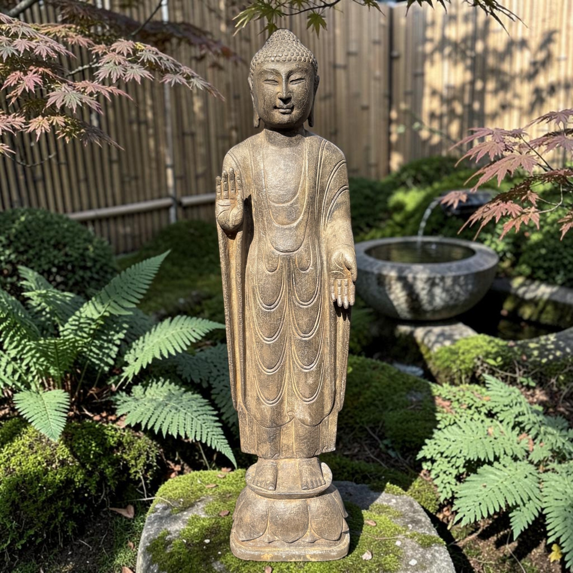 Stein Buddha 120 cm – Natursteinfigur mit Schutz- & Segnungsgeste