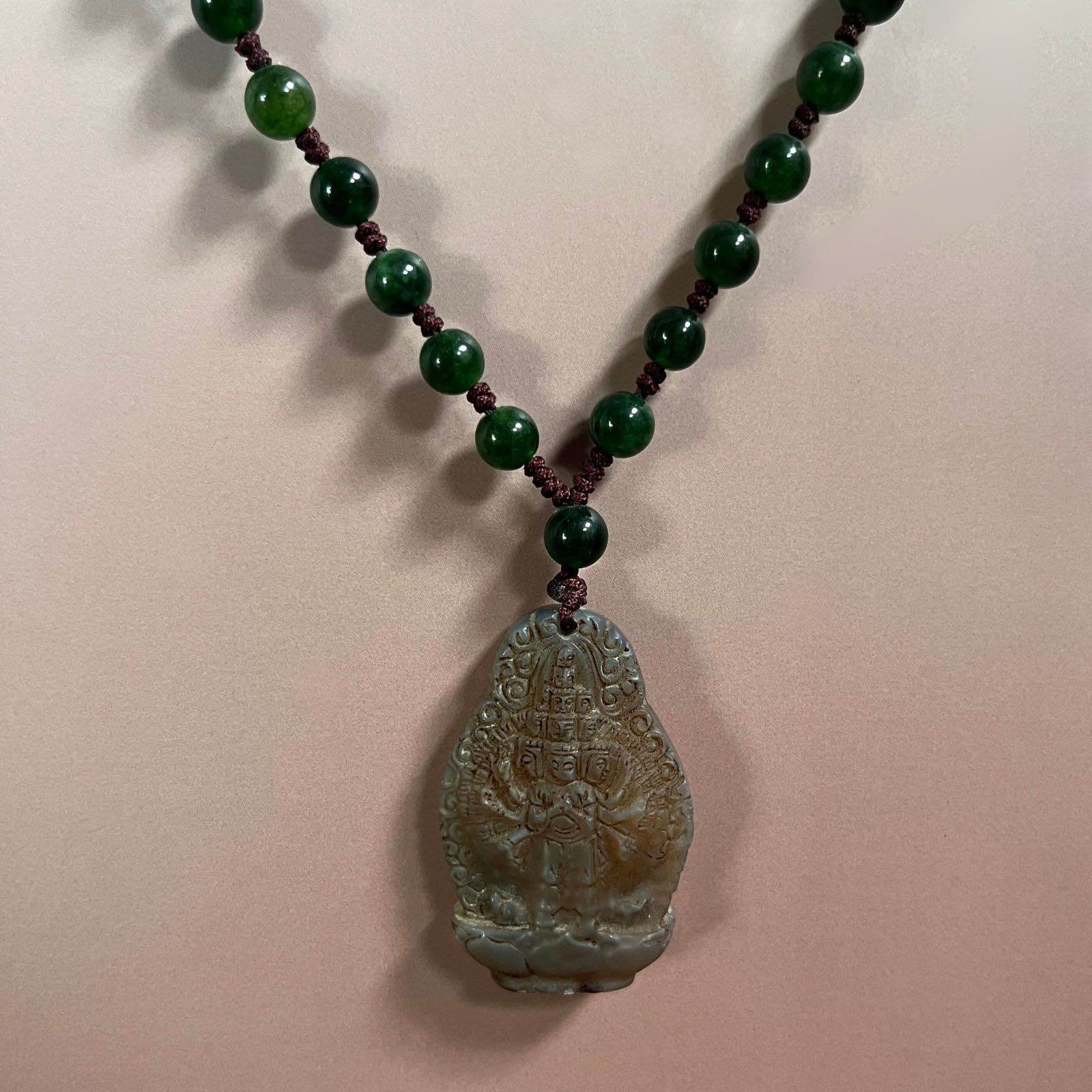 Chenrezig Figur Achatstein - Halskette, Jade