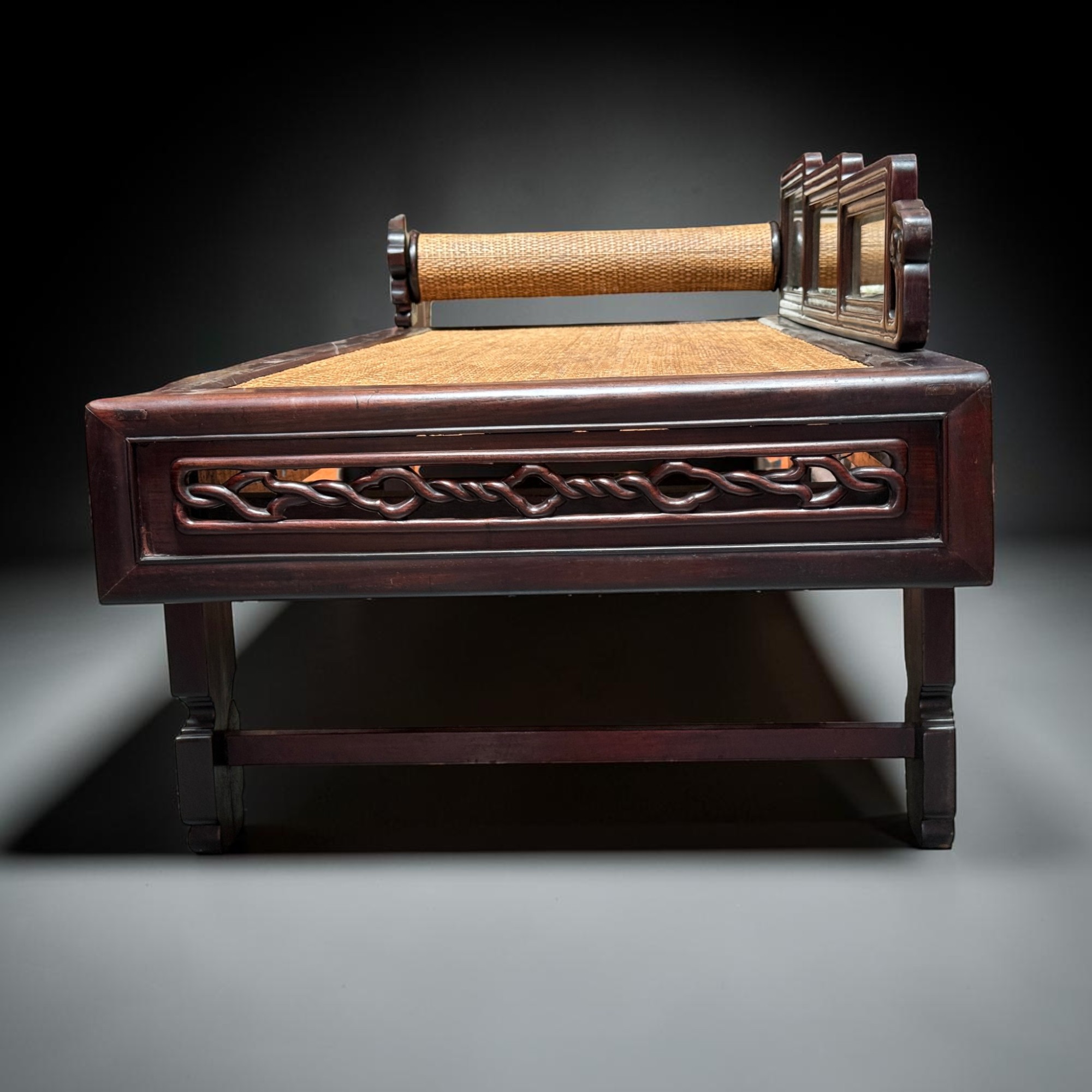 Altes chinesisches Tagesbett Daybed aus Hartholz mit Rattangeflecht