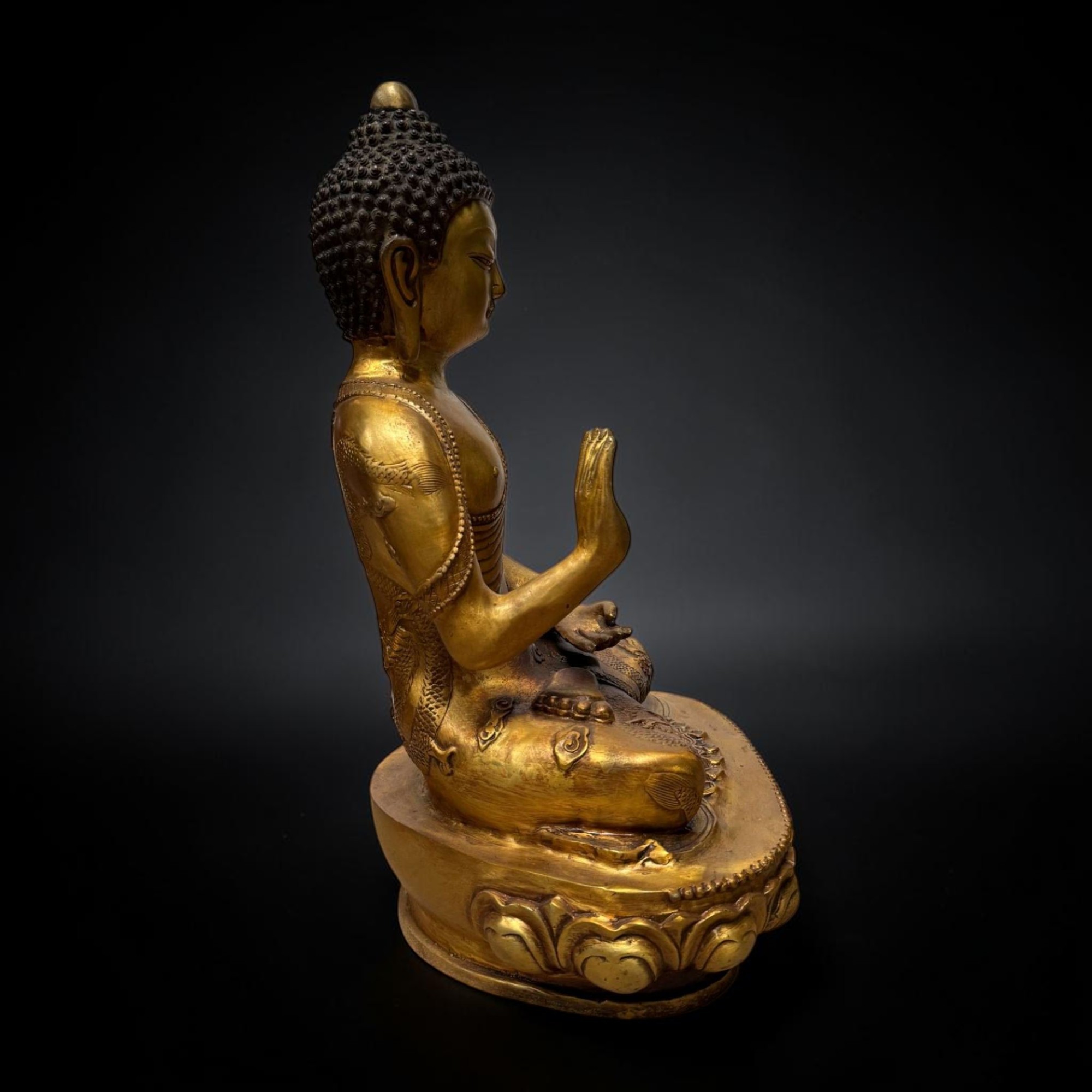 Bronze-Buddha 44 cm – Schutzgeste & Drachen – Sichuan China