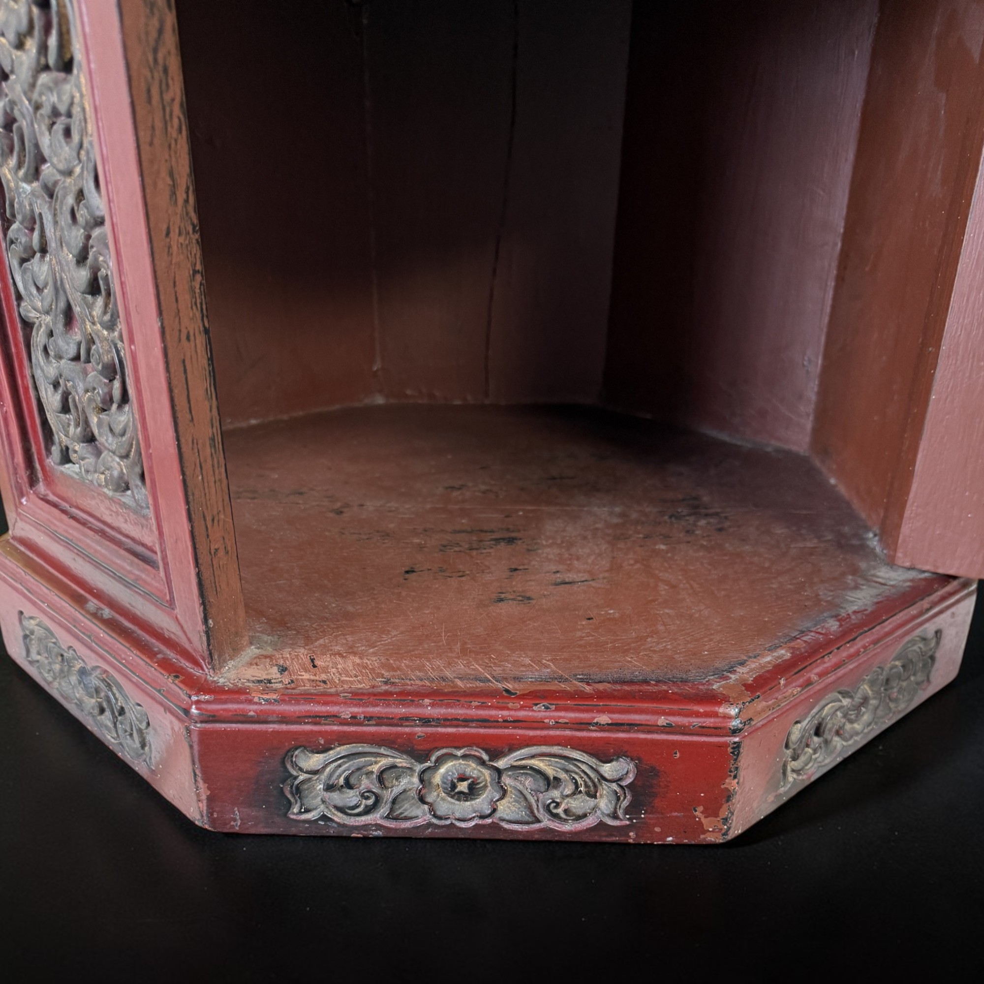 Alter chinesischer Beistellschrank Rot – Achteckig mit Schnitzereien 55cm