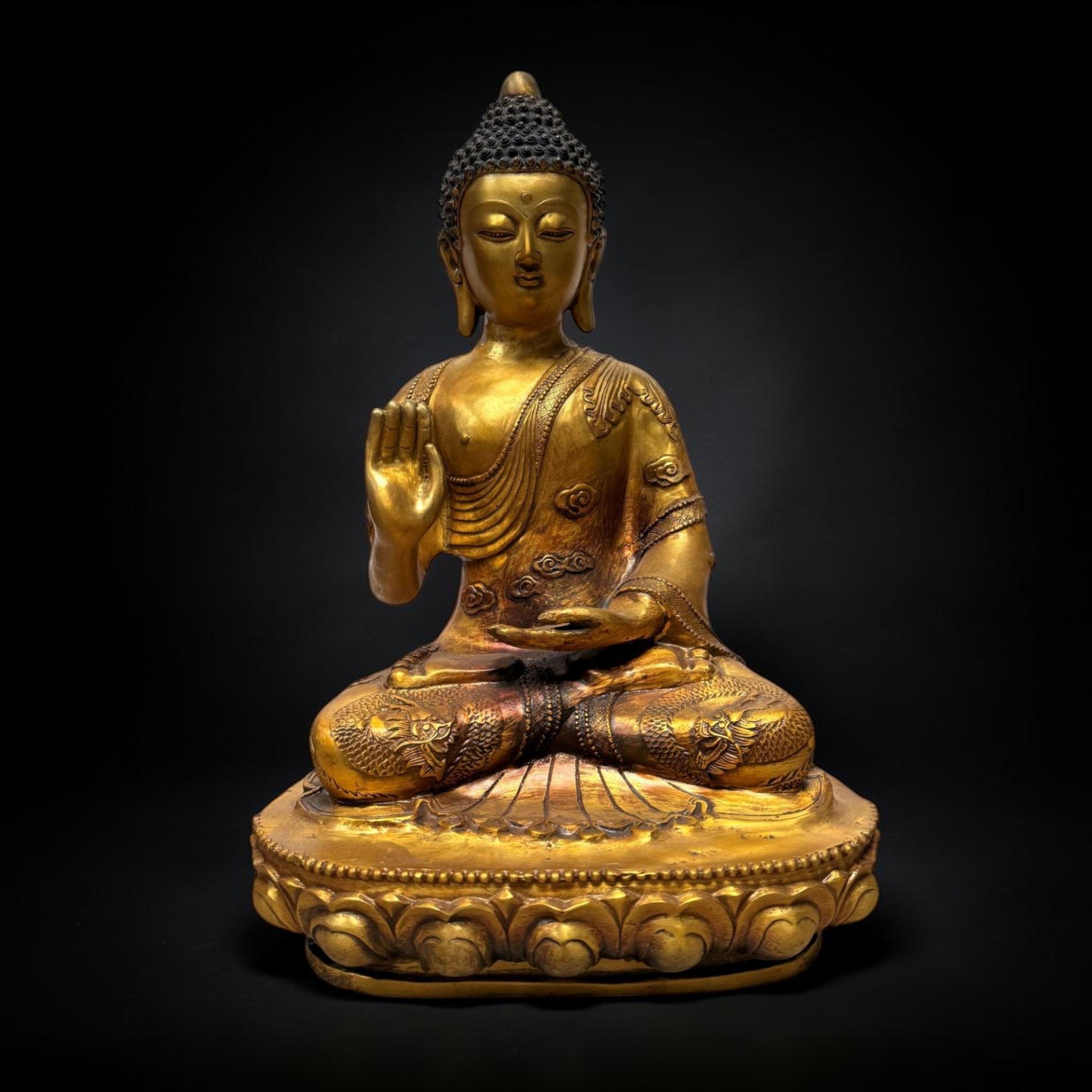 Bronze-Buddha 44 cm – Schutzgeste & Drachen – Sichuan China