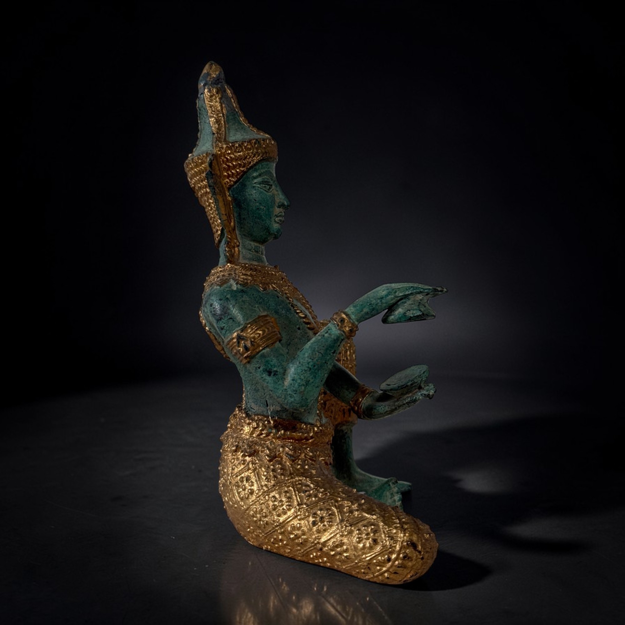 Thailändische Bronze Figur Thepphanom – Tempelmusiker Gold-Grün 14,5cm