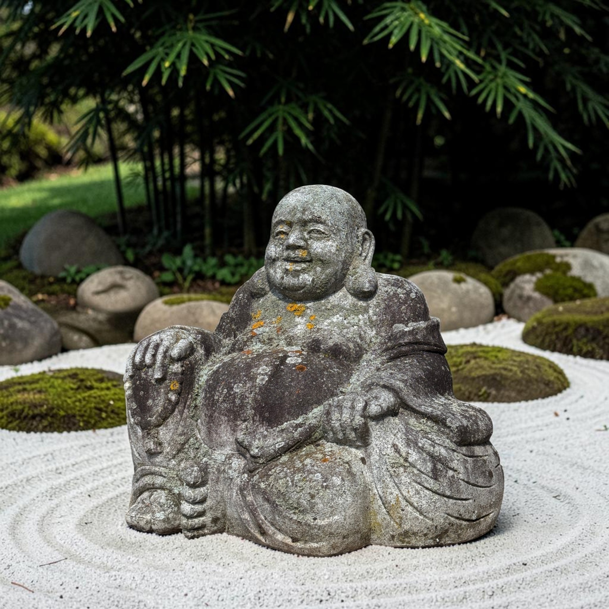 Happy Buddha aus Granit - Alte Steinfigur Gartenfigur