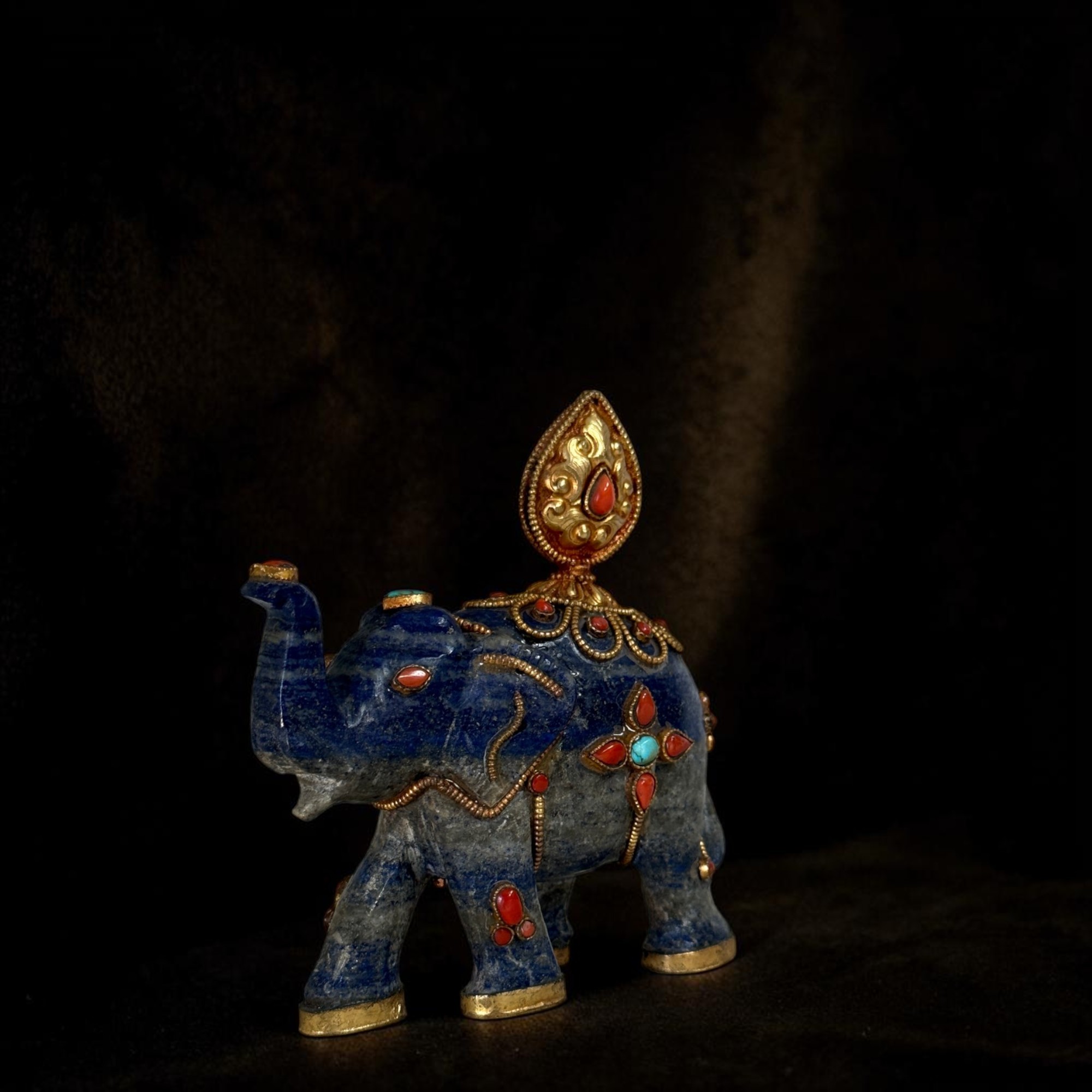 Lapislazuli Elefant „Glücksbringer“ mit flammendem Juwel – Feuervergoldet – Nepal