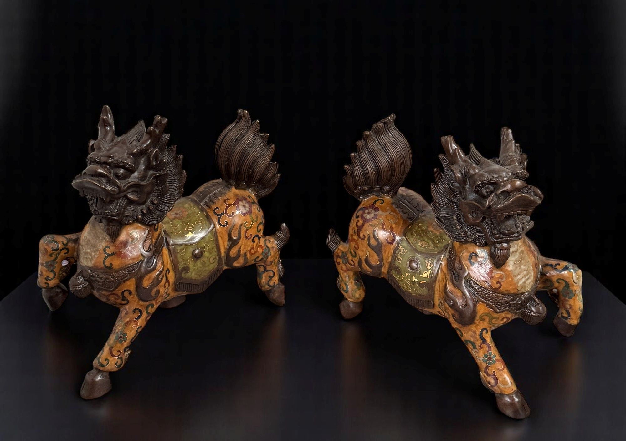 Chinesische Qilin Figuren aus Bronze / Cloisonne Skulpturen