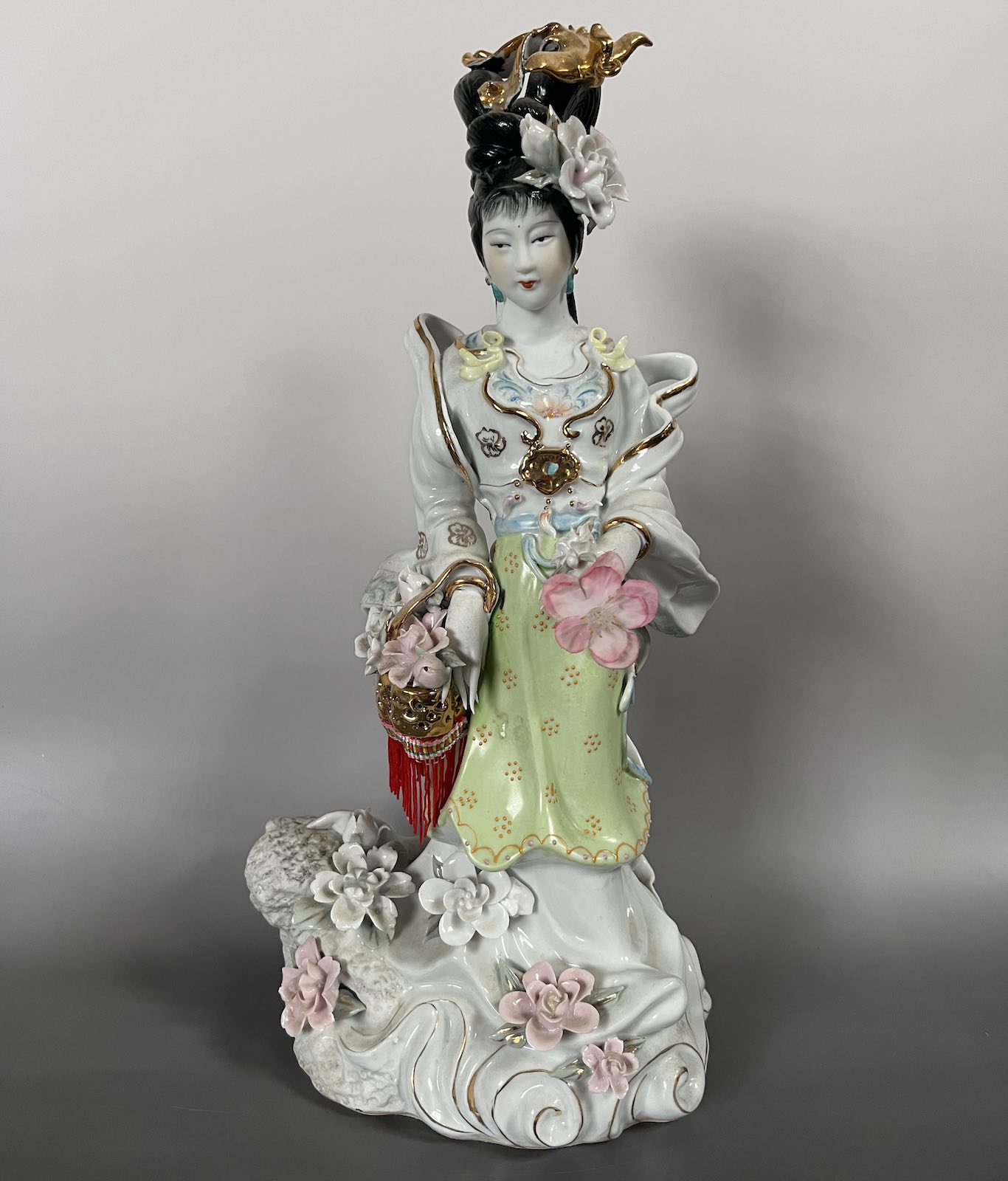 Chinesische Hofdame Porzellan Figur, Blumenschmuck