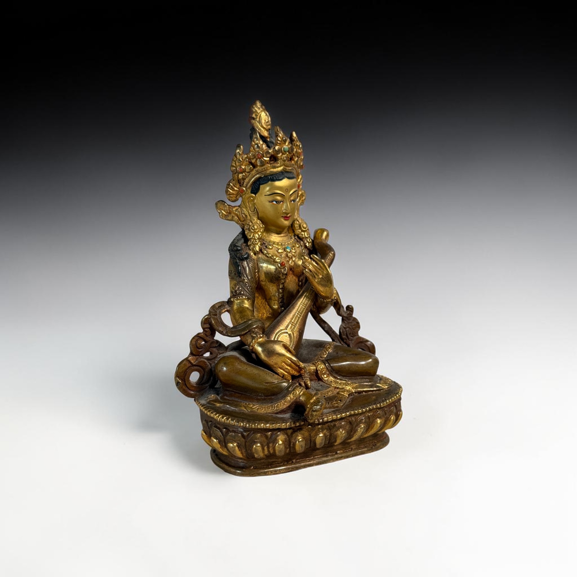 Saraswati Figur Bronze aus Nepal kaufen – Teilvergoldet mit Türkis, 15cm (80er Jahre)