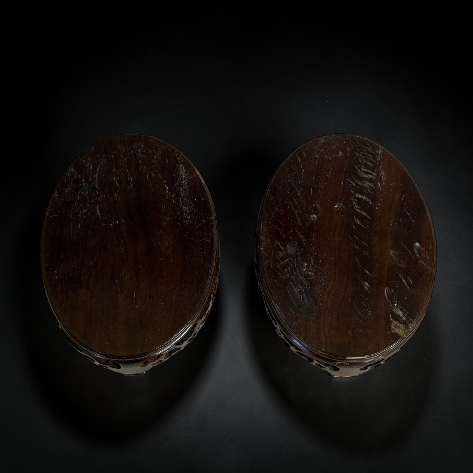 Paar alte Tempellöwen Bronze – Sammlernachlass – auf Holzpodest (20cm)