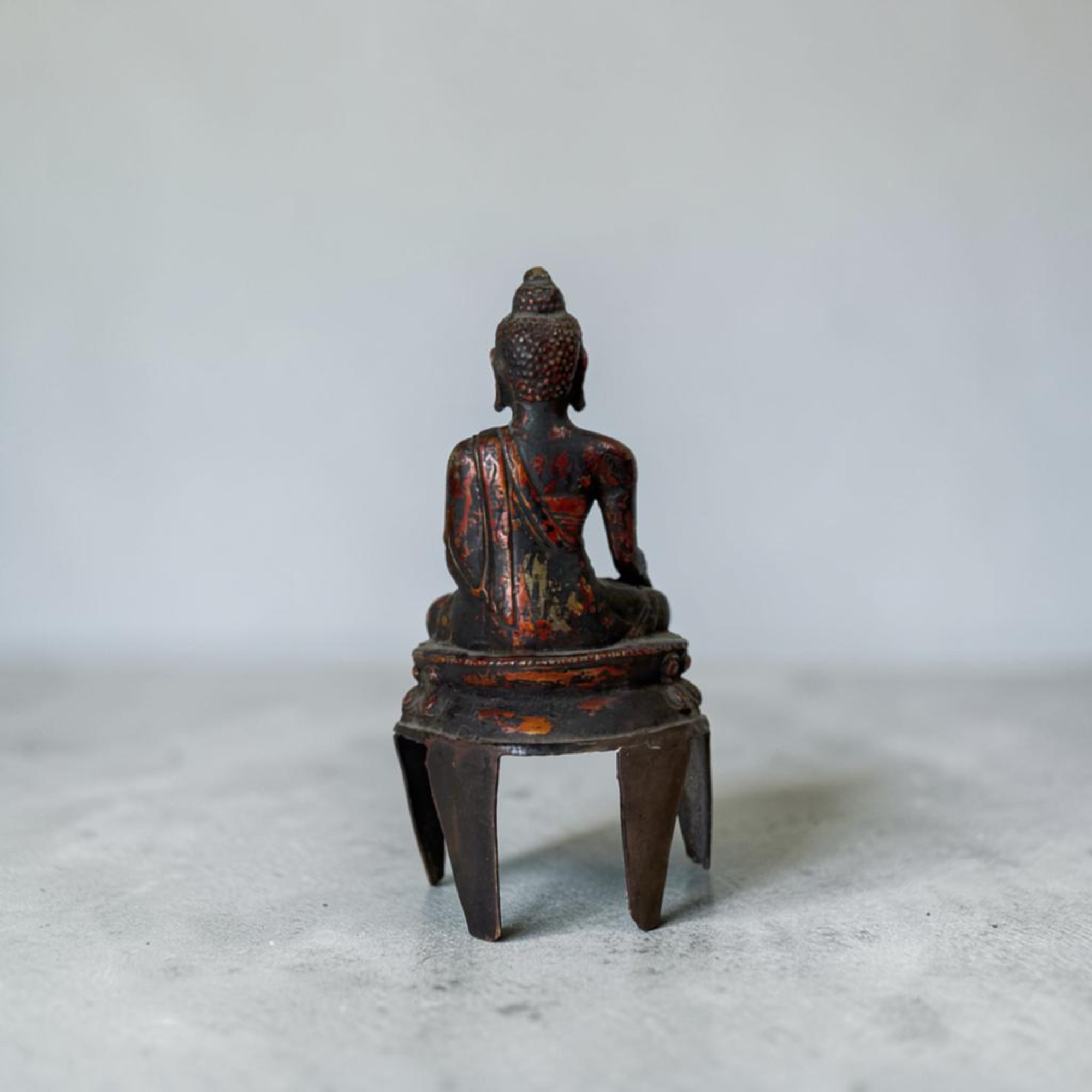 Alter chinesischer Holzschrein Hausaltar mit sitzendem Bronze Buddha