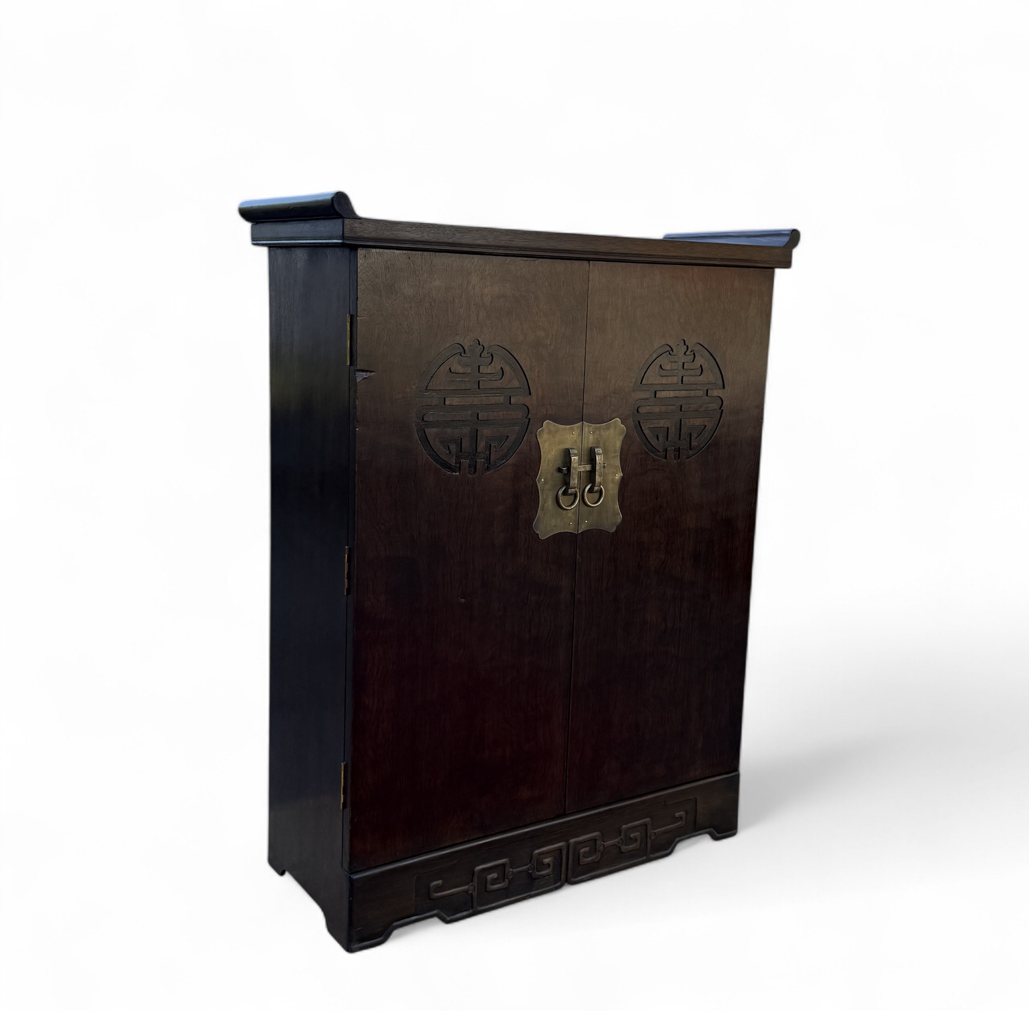 Chinesischer Schuhschrank mit Glückssymbolen – Holz, Messingbeschläge Chinesischer Schuhschrank mit Glückssymbolen – Holz, Messingbeschläge