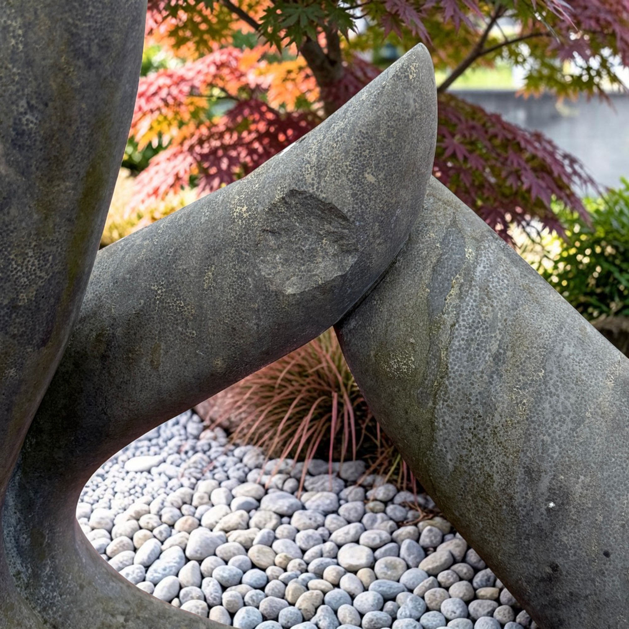 Buddha Hand mit Teaching Mudra aus Naturstein – Einzigartige Garten Sitzgelegenheit