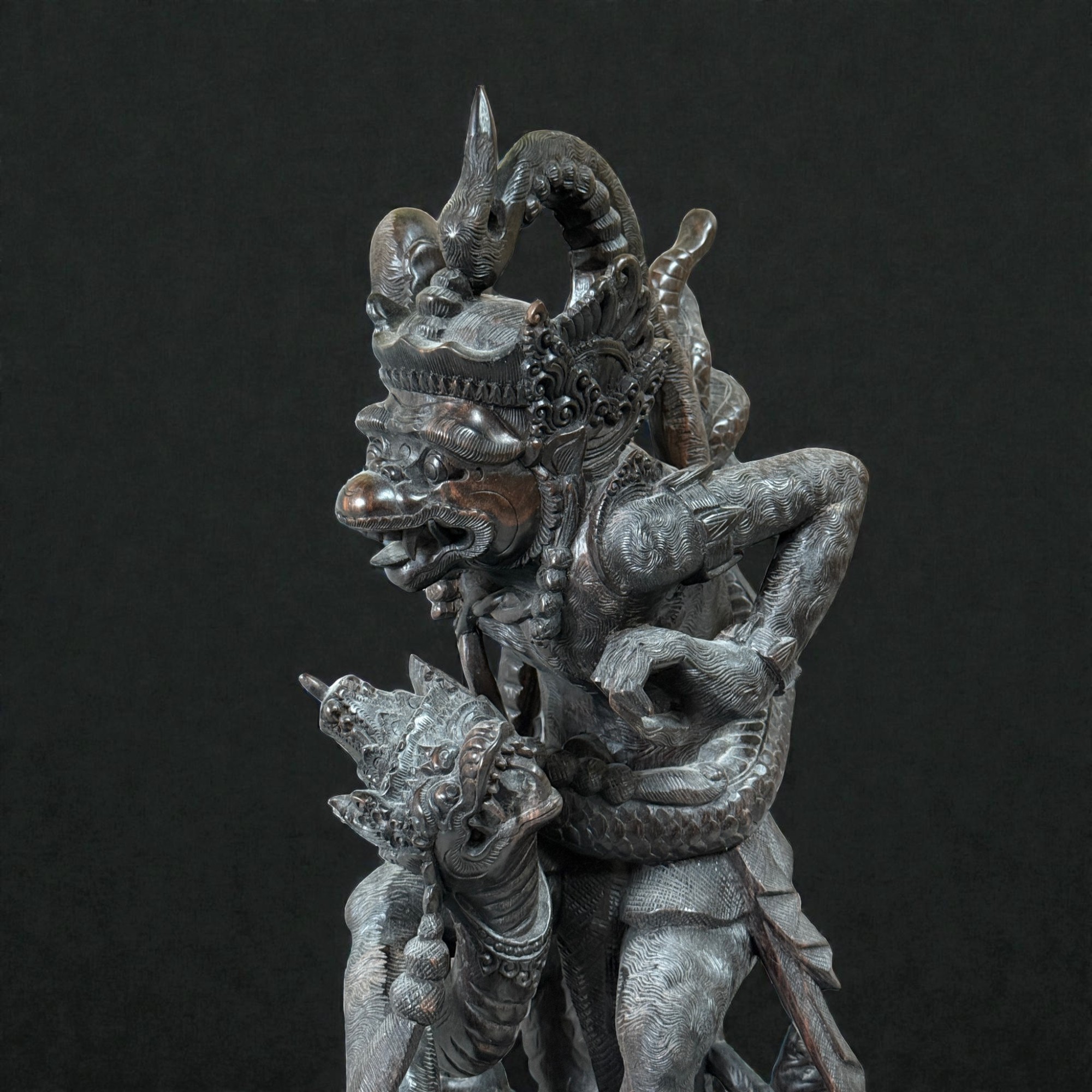 Alte Bali Hanuman Holz Figur Naga: Balinesische Ramayana Skulptur 58cm