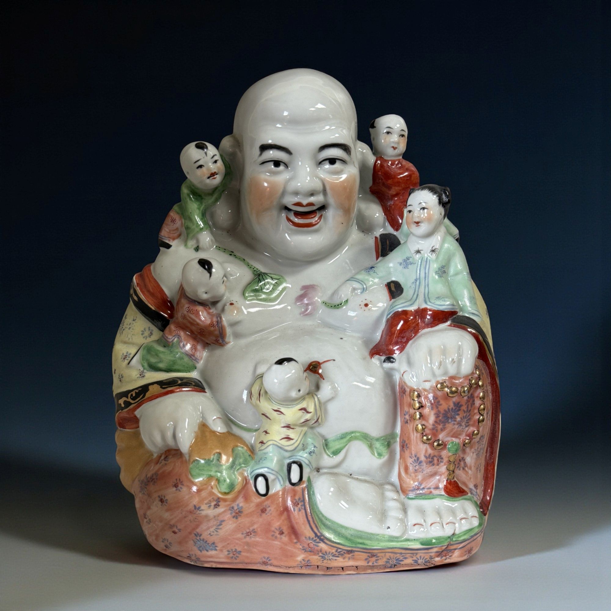 Happy Buddha mit Kindern - Porzellan Skultpur China