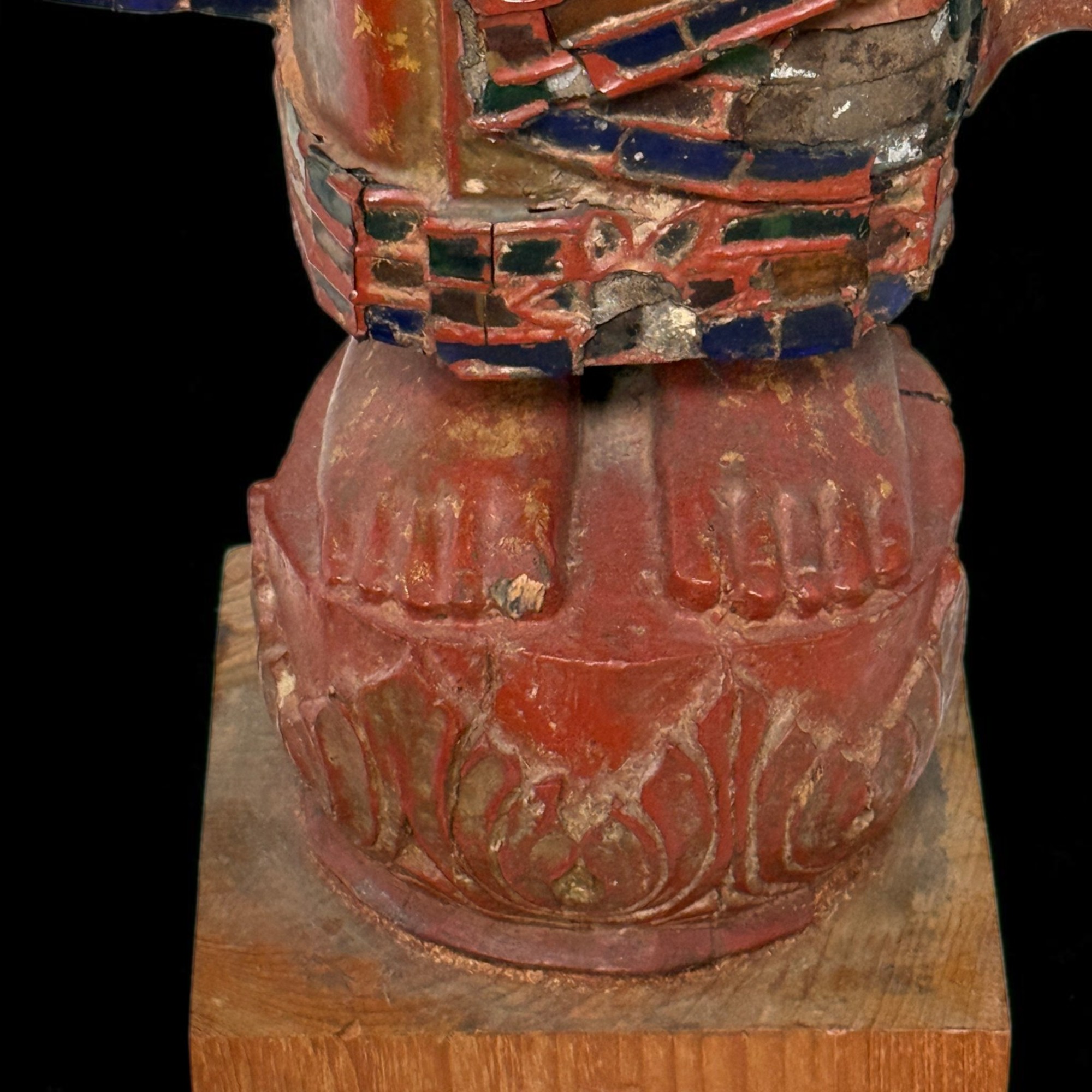 Stehender Buddha aus Holz, Burma, Rotlack, Restvergoldung, Glasmosaik, 114 cm