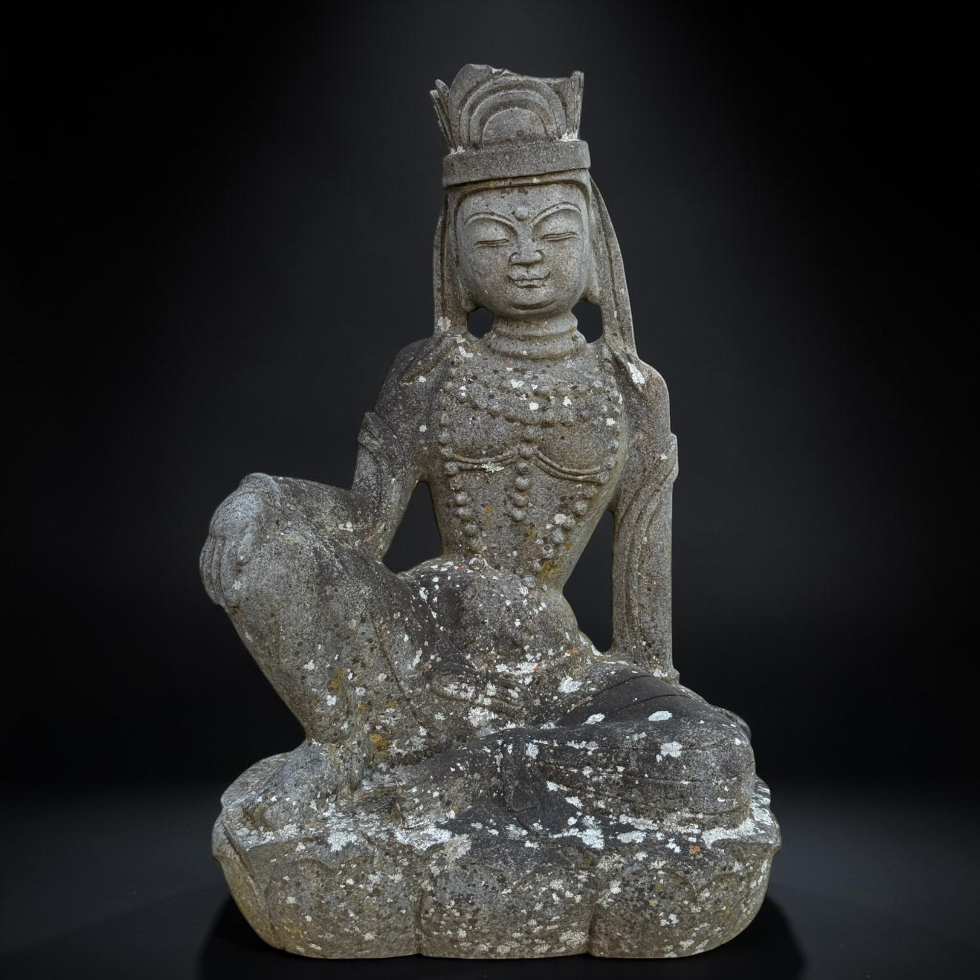 Guanyin Skulptur aus Naturstein – Alte asiatische Gartenfigur, 49 cm hoch