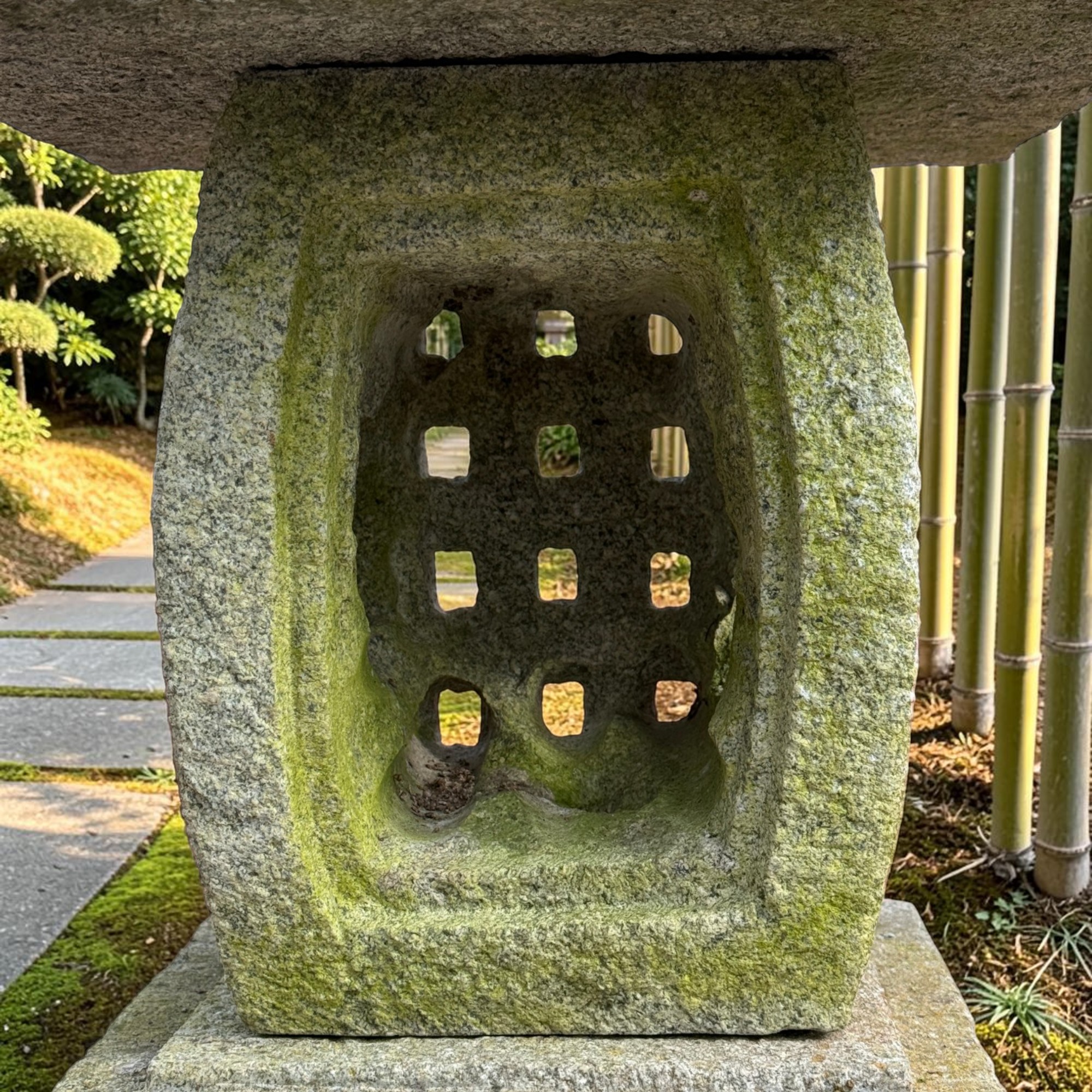 Alte Japanische Steinlaterne Granit 62cm - Ikekomi-Stil - Bemoost & Frostfest