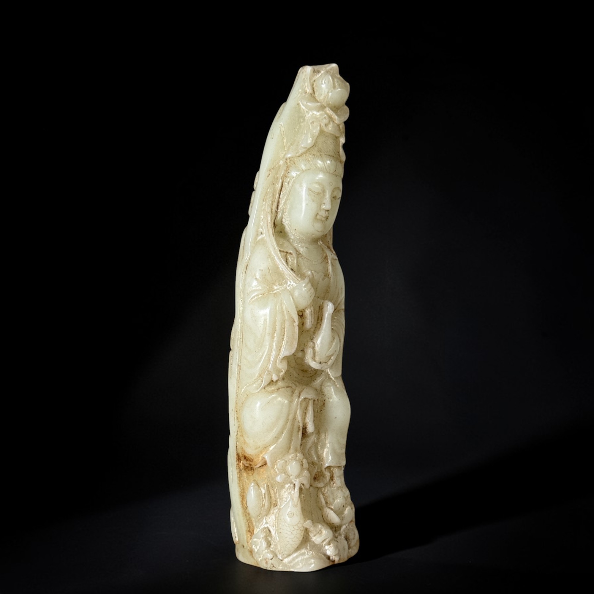 Guanyin Bodhisattva aus chinesischer Jade – Berg-Relief (18 cm)