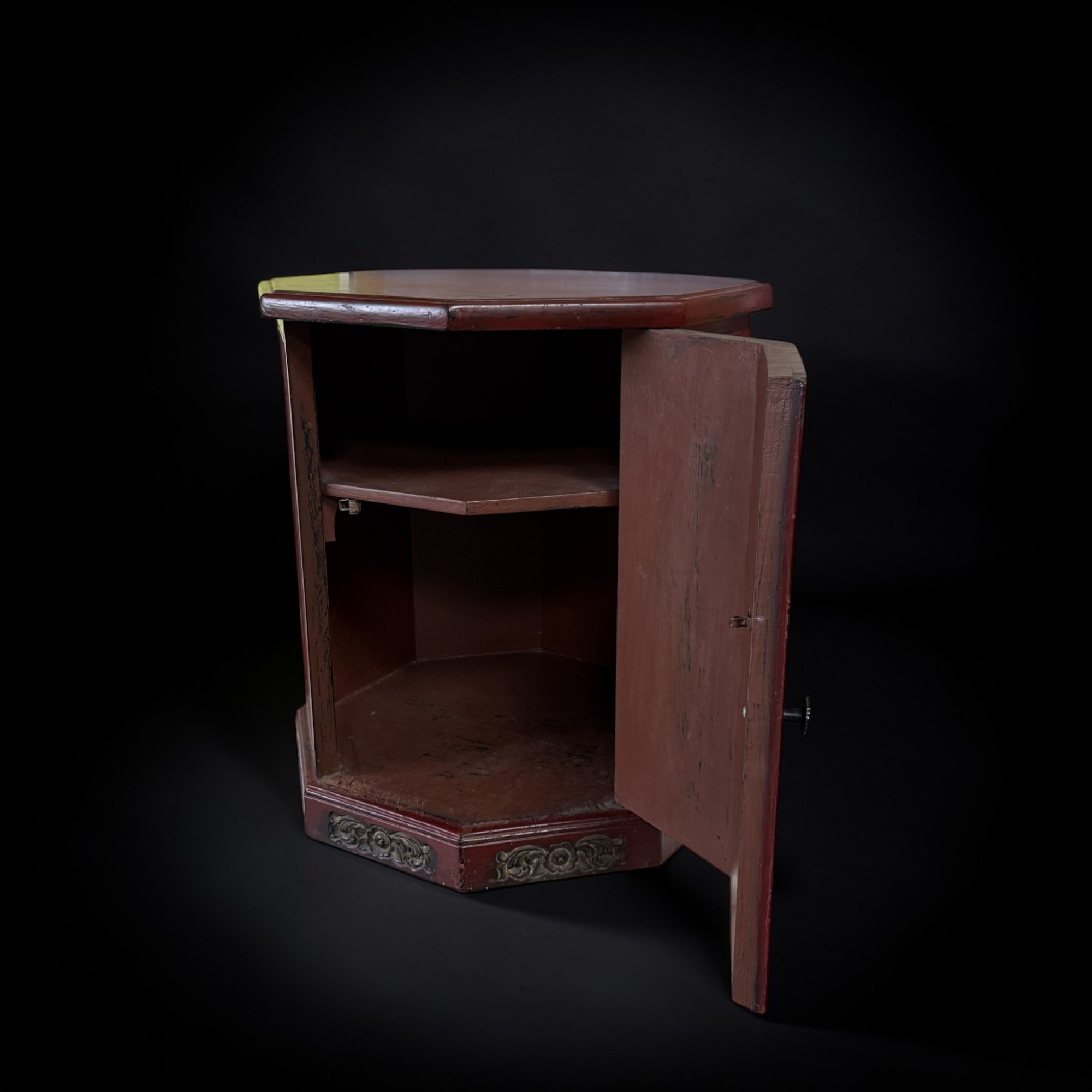 Alter chinesischer Beistellschrank Rot – Achteckig mit Schnitzereien 55cm