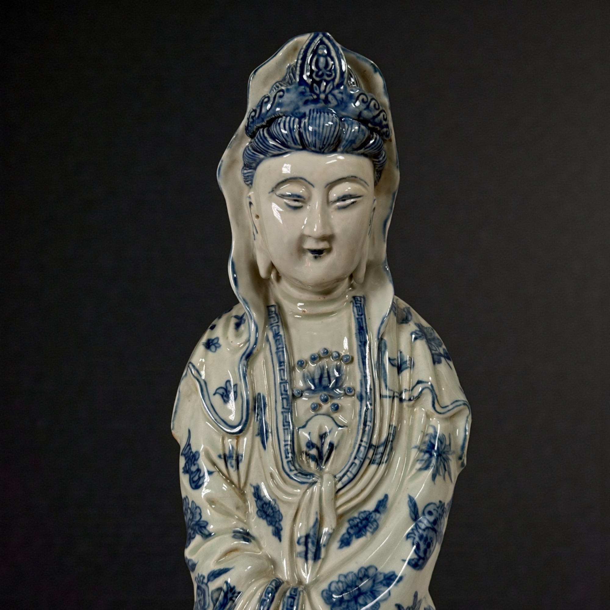 Chinesische Porzellan Guanyin Skulptur aus Sammlernachlass