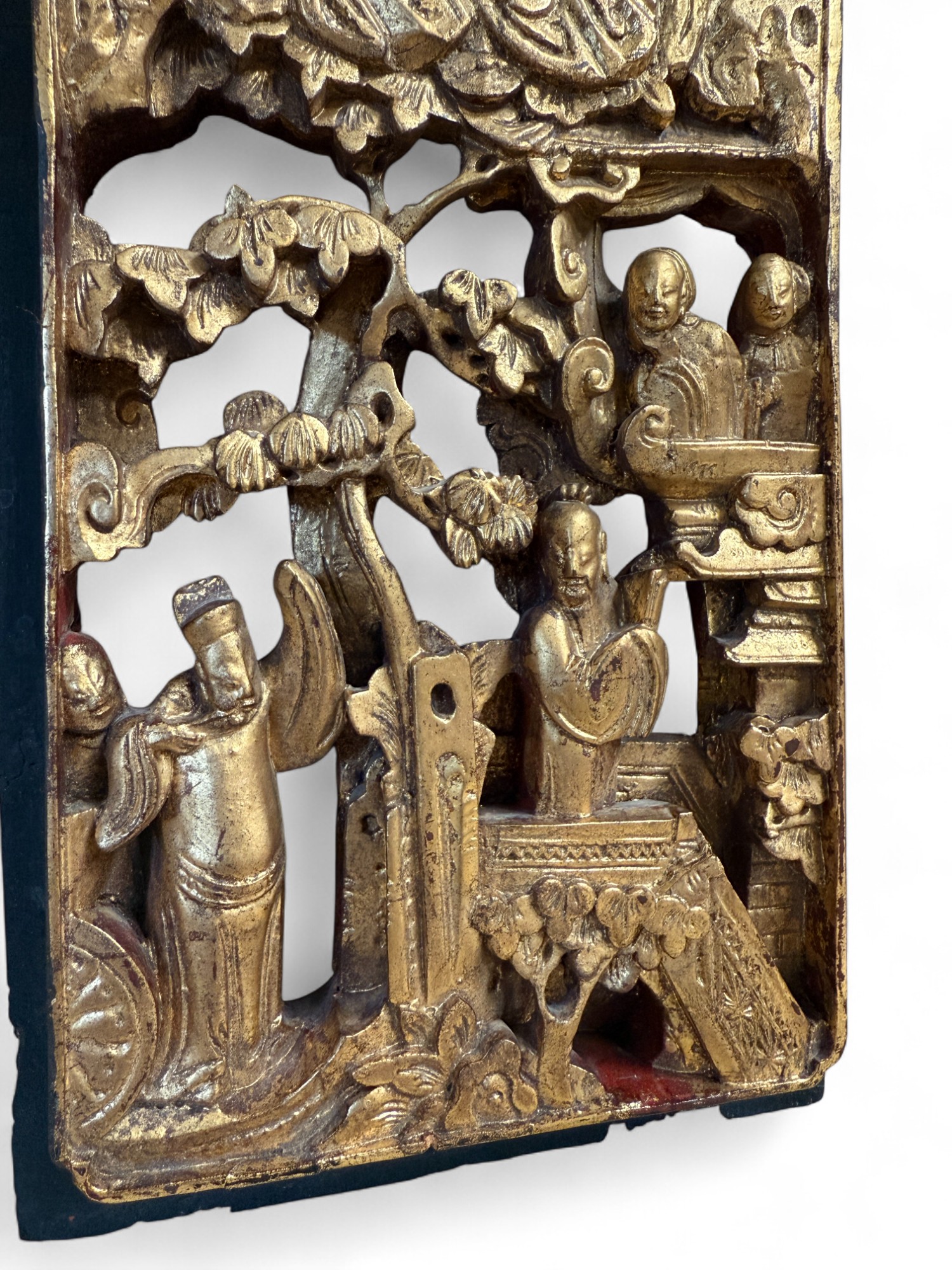 Chinesisches Holzrelief mit Restvergoldung – geschnitzte Wanddekoration Chinesisches Holzrelief mit Restvergoldung – geschnitzte Wanddekoration