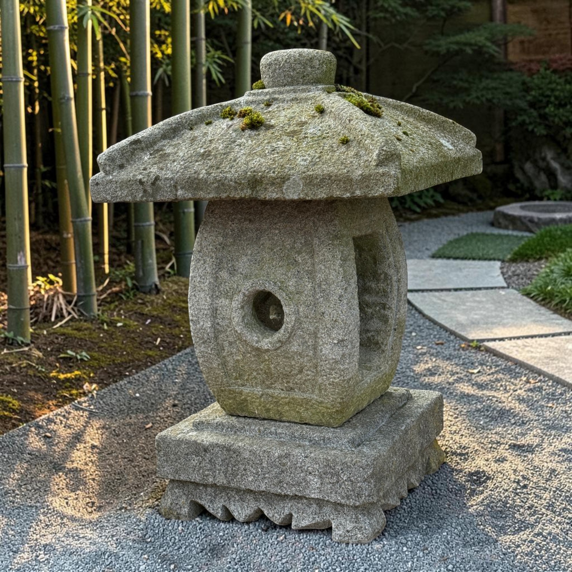 Alte Japanische Steinlaterne Granit 62cm - Ikekomi-Stil - Bemoost & Frostfest