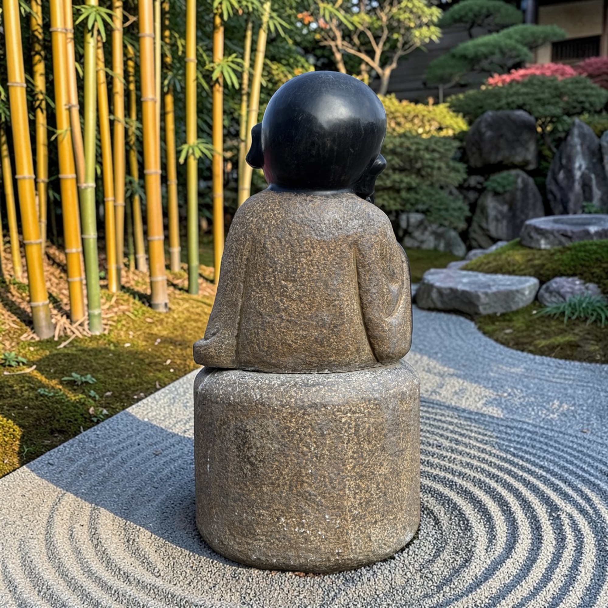 Zen Mönch Skulptur aus Naturstein – Sitzende Gartenfigur (62 cm, 70 kg)